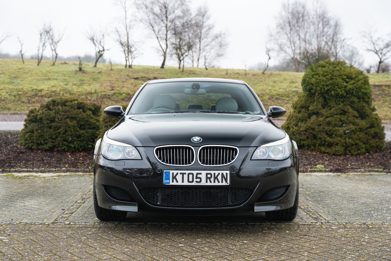 BMW SERIE 5 2005-bmw-e60-m5-v10-saloon-89k-miles-sapphire-black-rod-bearings-changed-more  Used - the parking