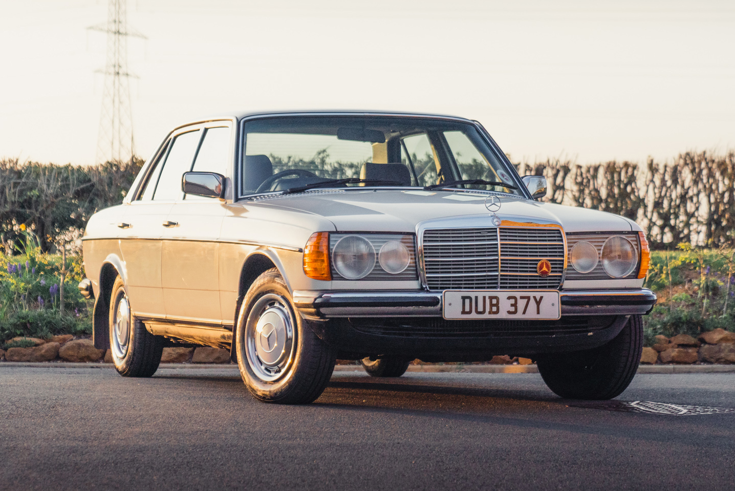 NO RESERVE: 1982 MERCEDES-BENZ (W123) 200