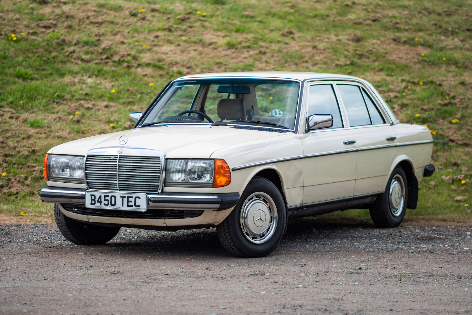 NO RESERVE: 1985 MERCEDES-BENZ (W123) 200