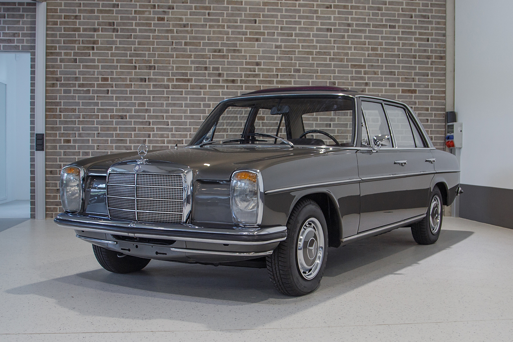 1971 MERCEDES-BENZ (W115) 200/8