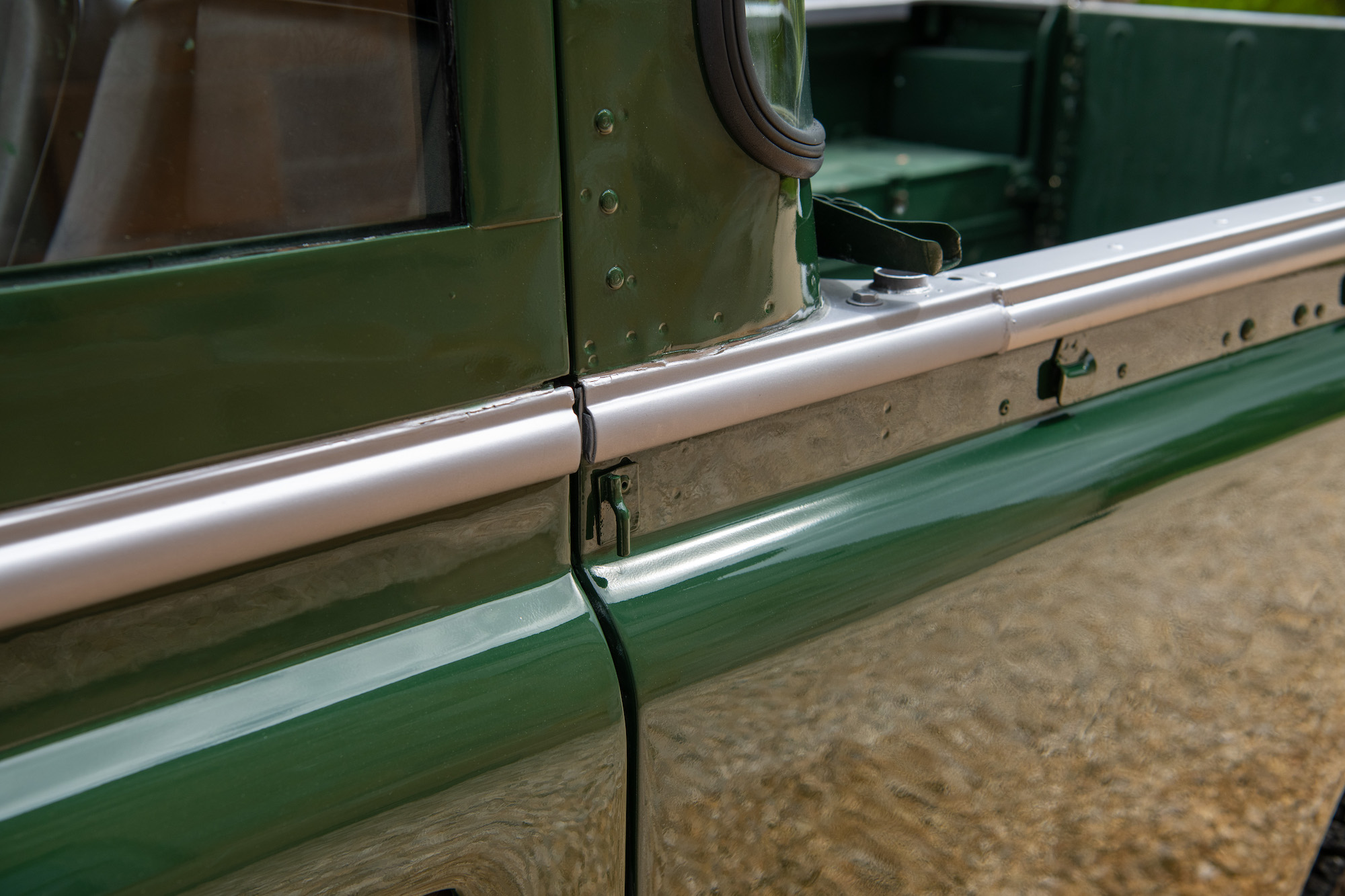 Spot On Land Rover 109 pick up bâché