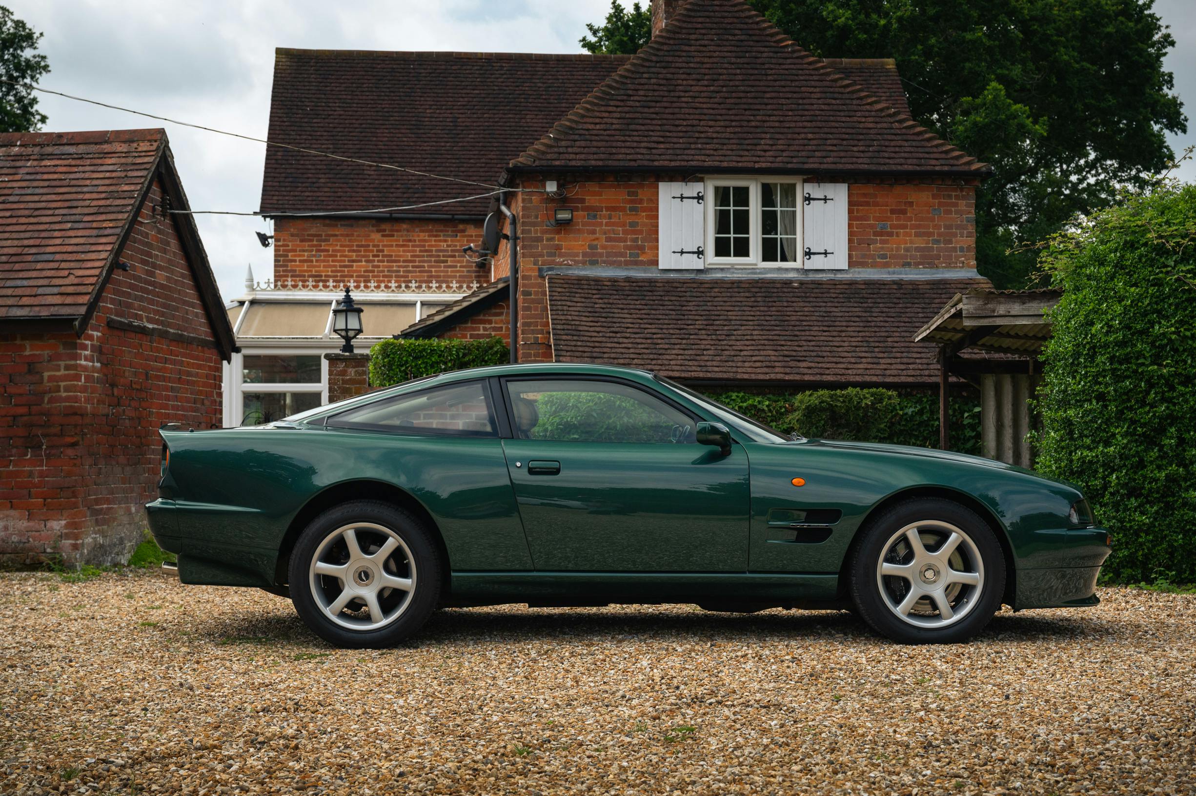 Aston martin v8 1996