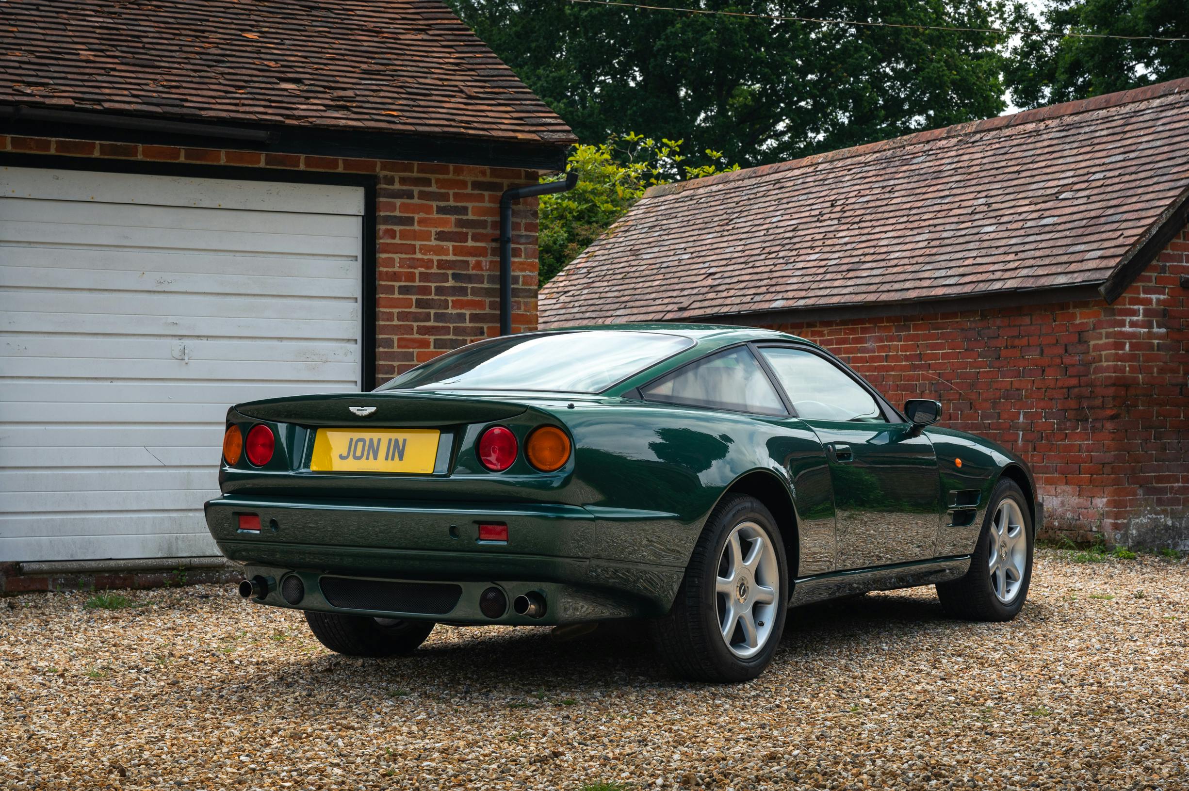 Aston martin v8 1996