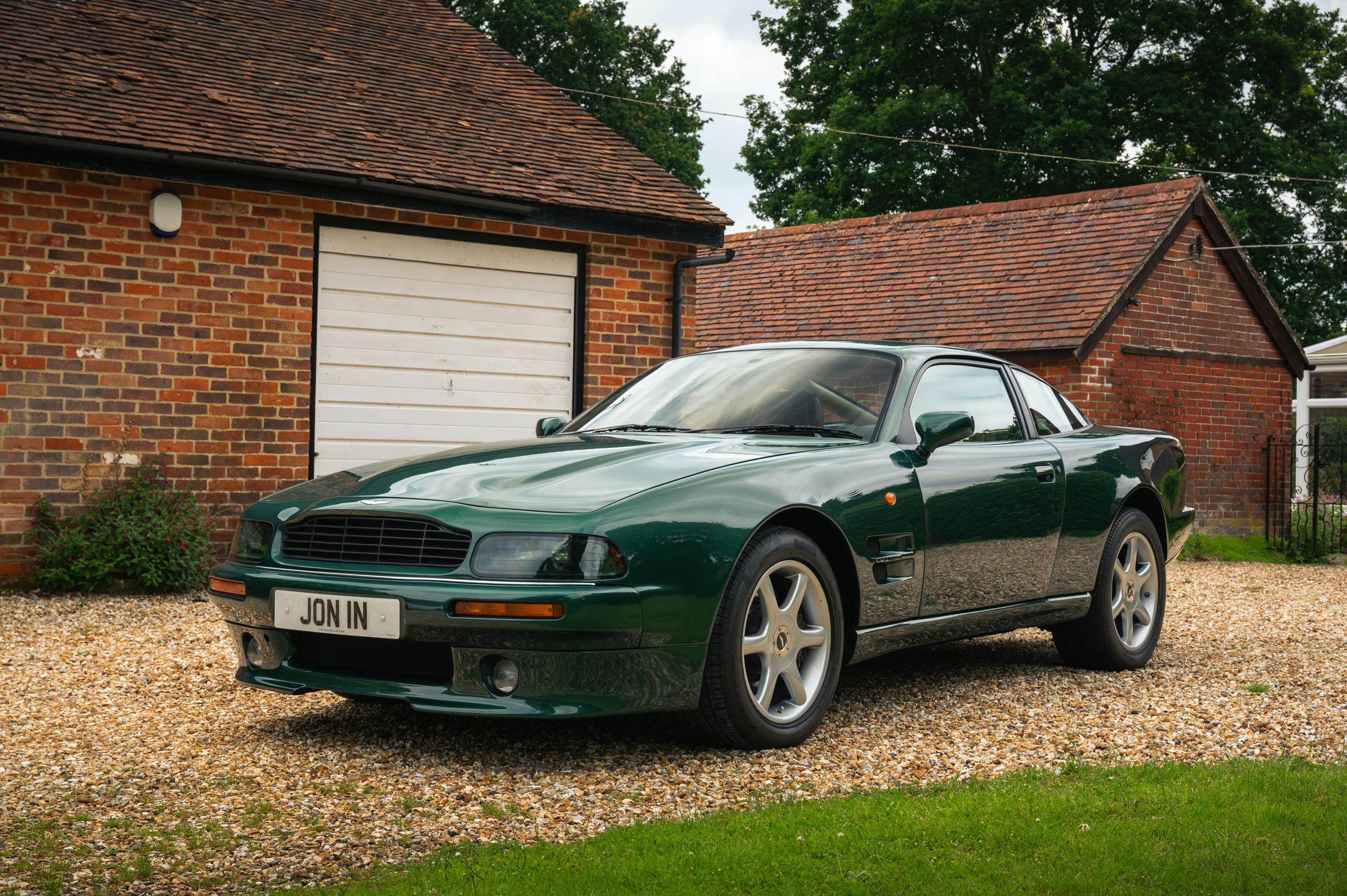 Aston martin v8 1996