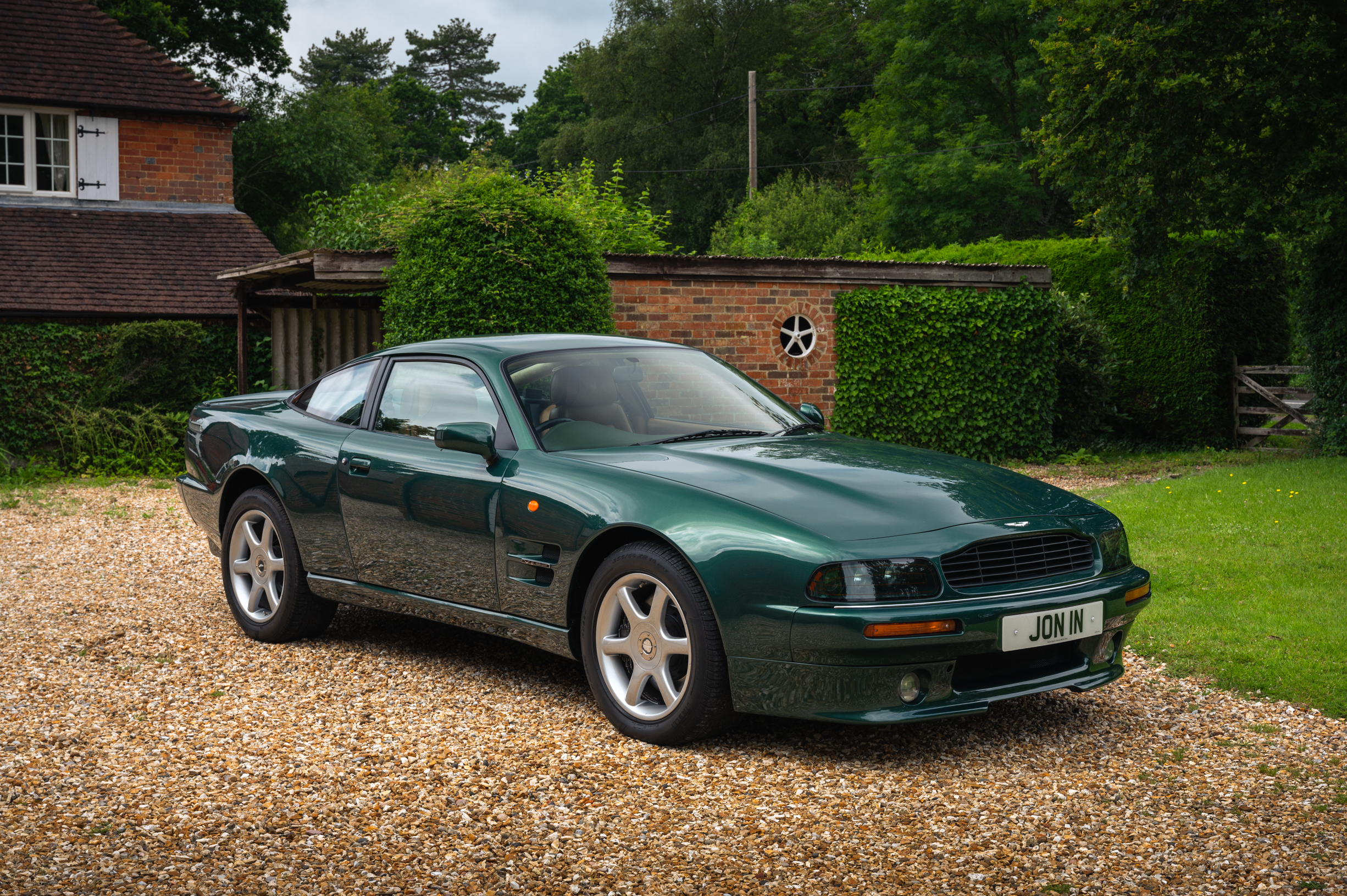 Aston martin v8 1996