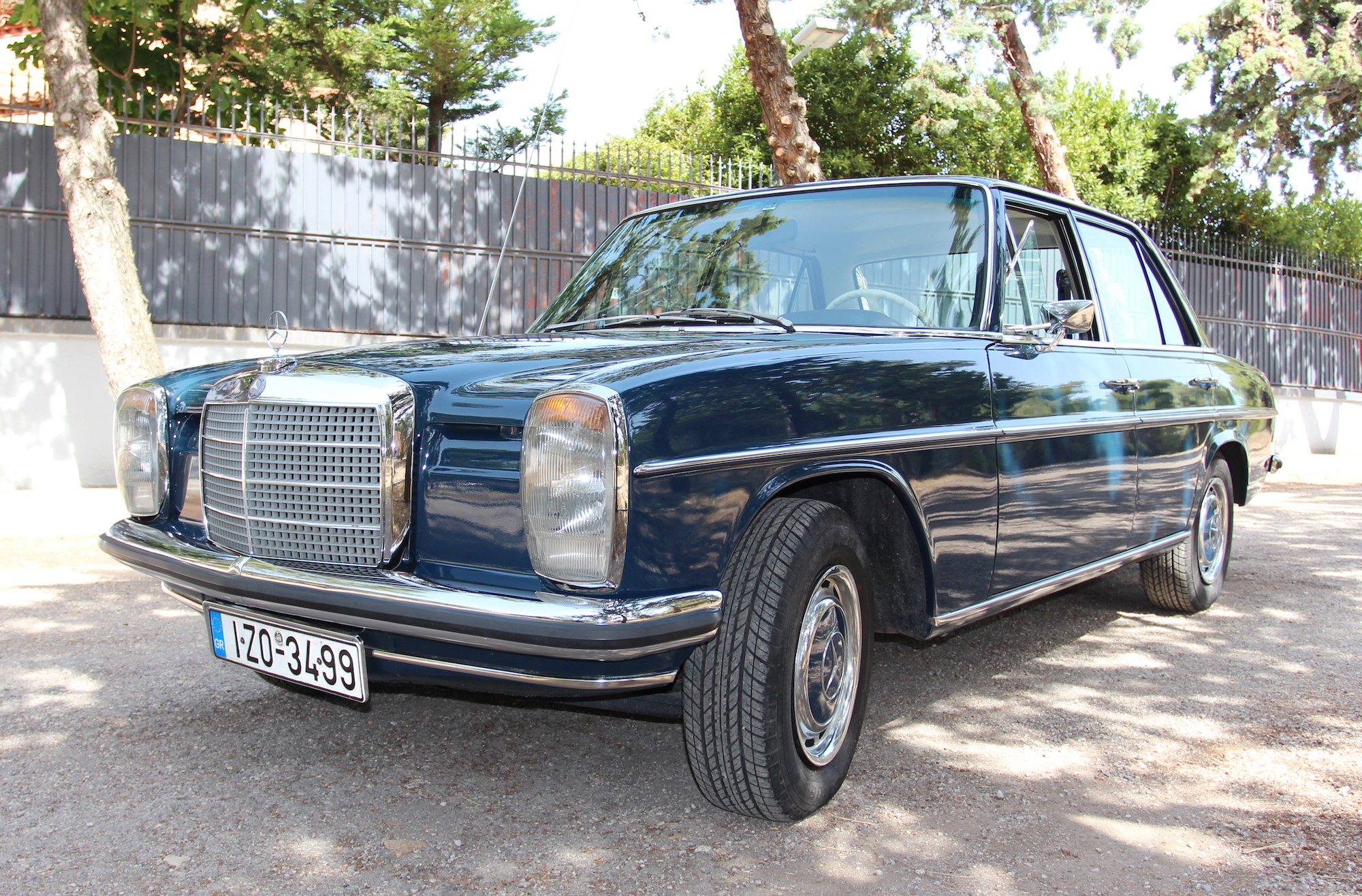 1971 MERCEDES-BENZ (W115) 220 SALOON