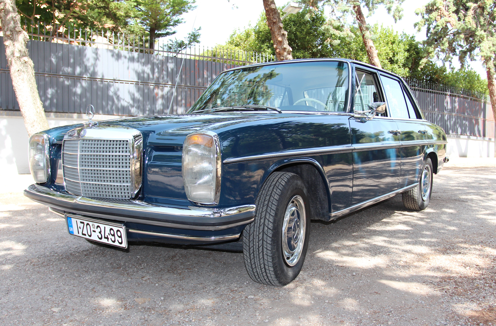 CHARITY AUCTION - 1971 MERCEDES-BENZ (W115) 220 SALOON