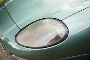 Hãy cùng chiêm ngưỡng vẻ đẹp của chiếc xe hơi Aston Martin DB7, chiếc xe cổ điển và sang trọng đến từ Anh Quốc. Với đường nét tỉ mỉ, thiết kế cổ điển, chiếc xe này chắc chắn sẽ khiến bạn phải trầm trồ và say đắm.