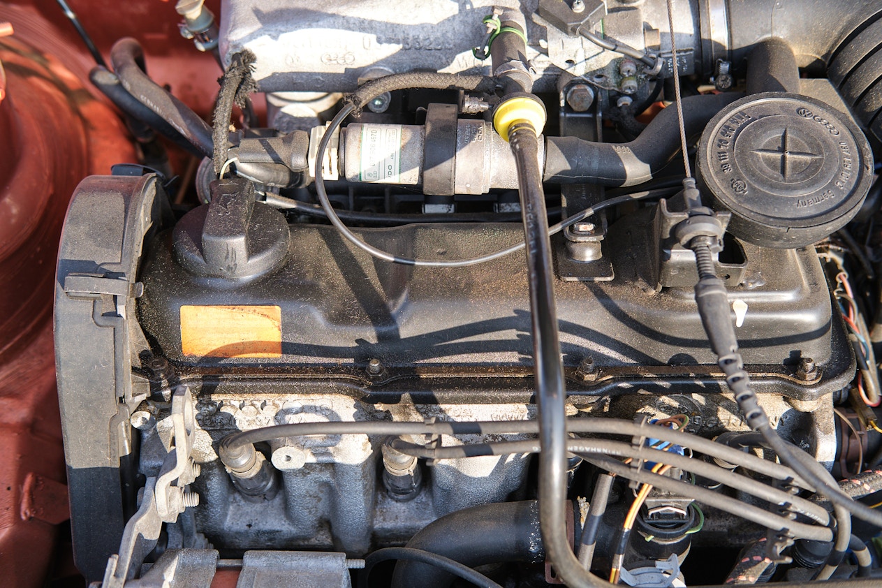 Nostalgija na točkovima: Volkswagen Golf 1 Cabrio - Check Engine