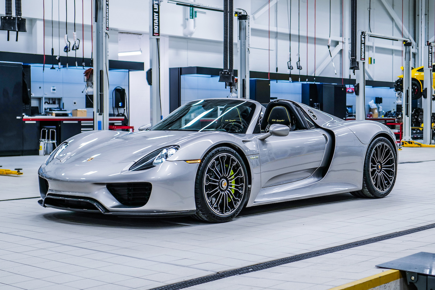 2015 PORSCHE 918 SPYDER - 966 MILES