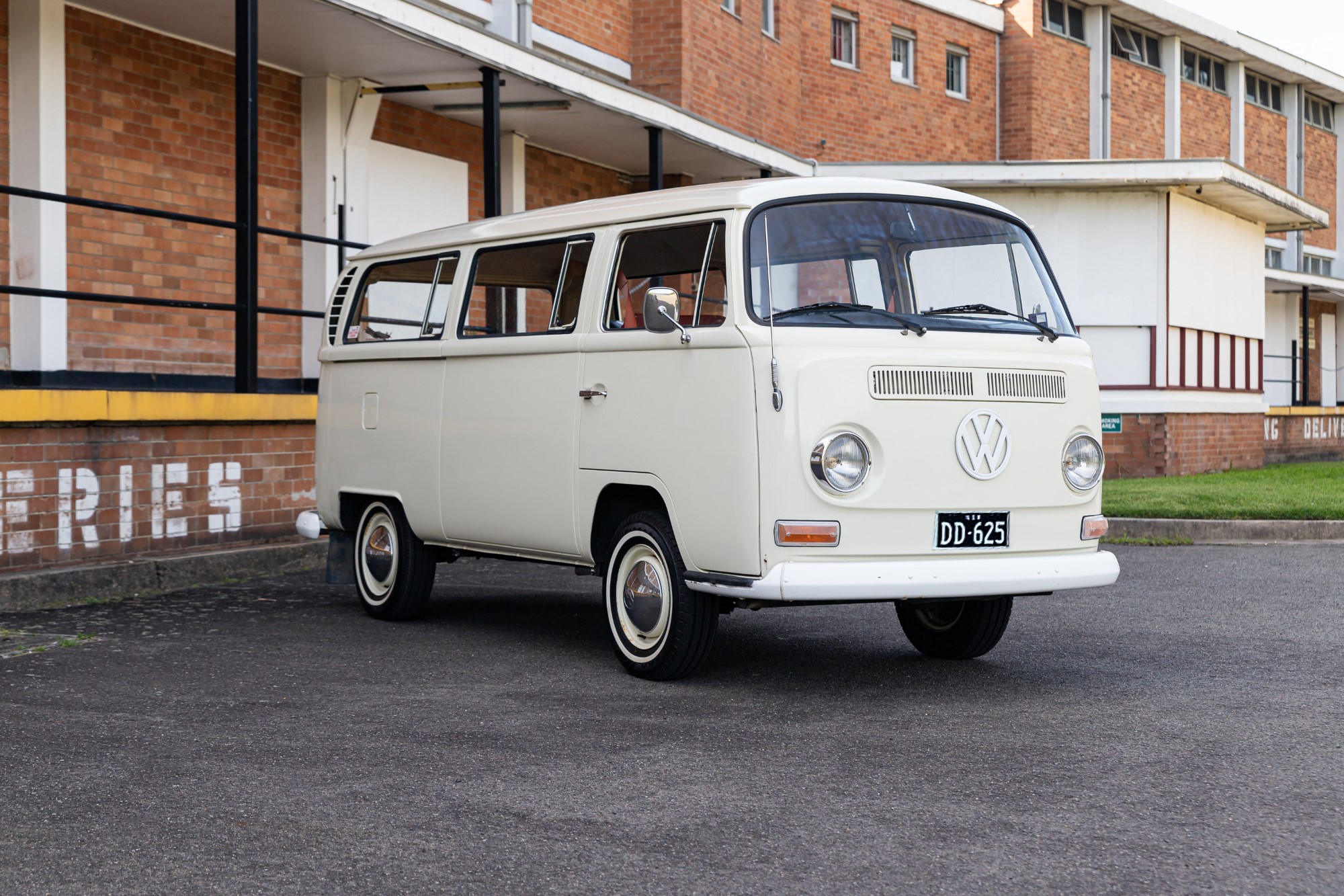 1969 VOLKSWAGEN TYPE 2 (T2) KOMBI