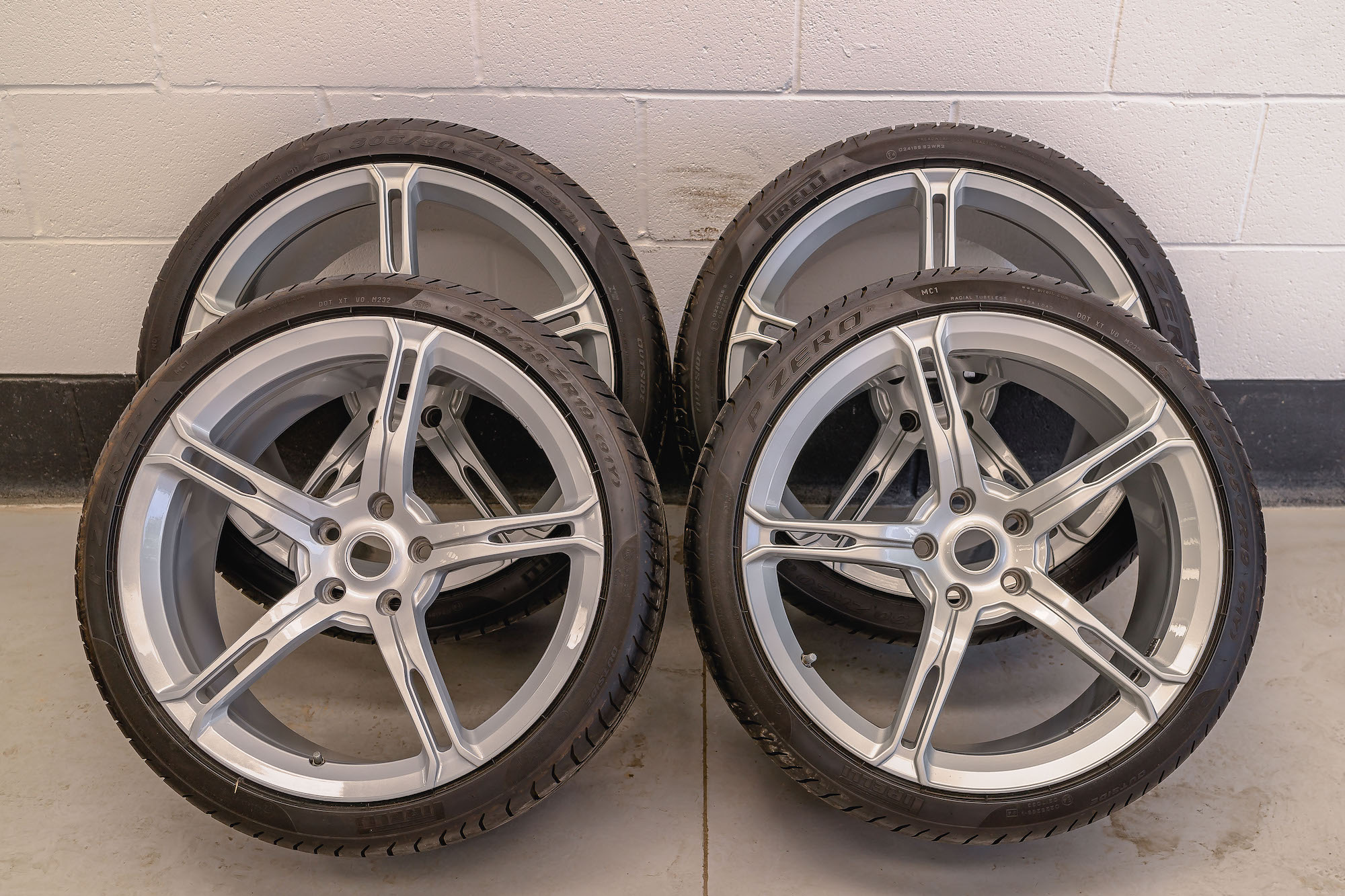 SET OF MCLAREN 650S LIGHTWEIGHT WHEELS AND TYRES