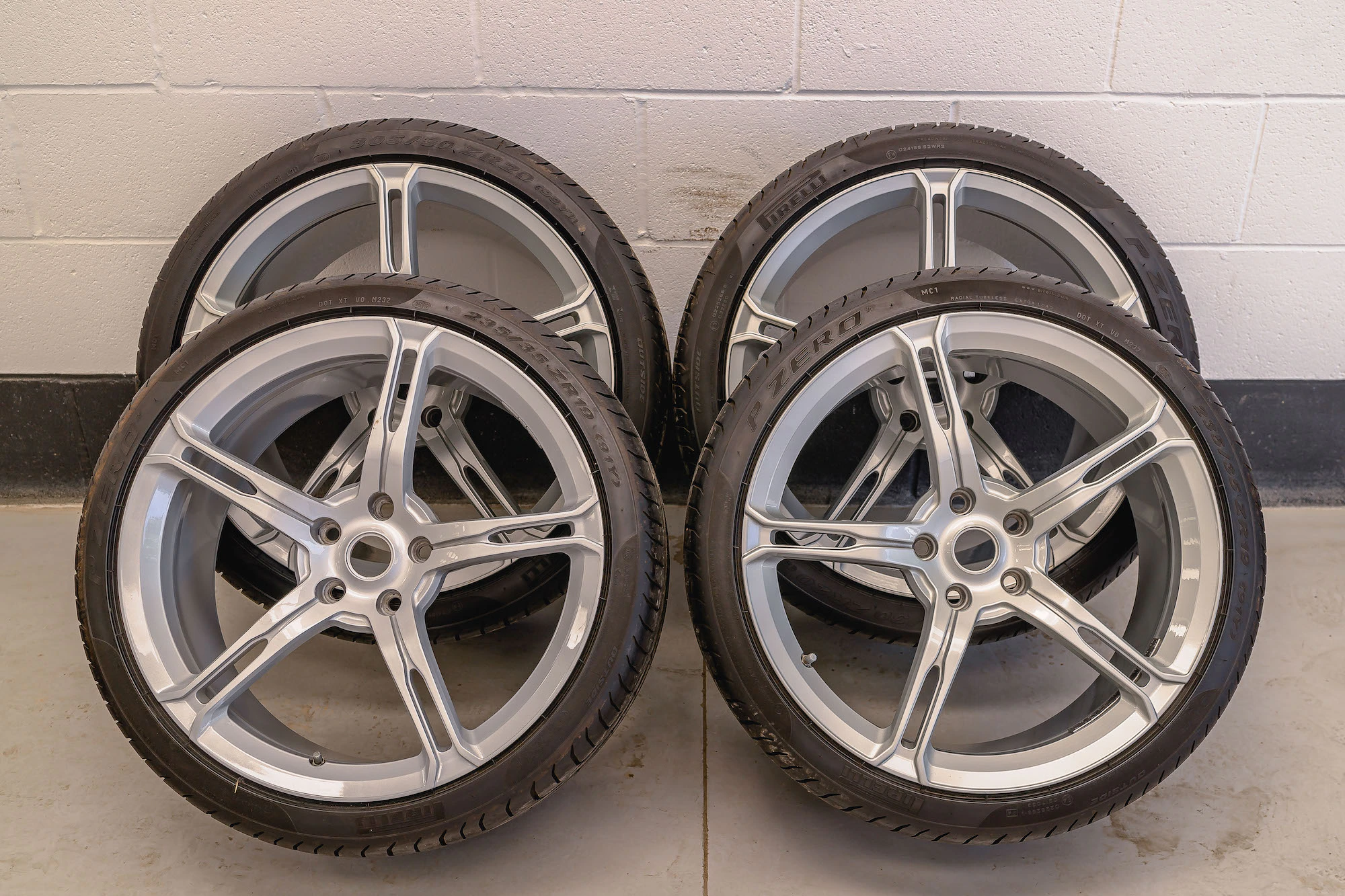 SET OF MCLAREN 650S LIGHTWEIGHT WHEELS AND TYRES