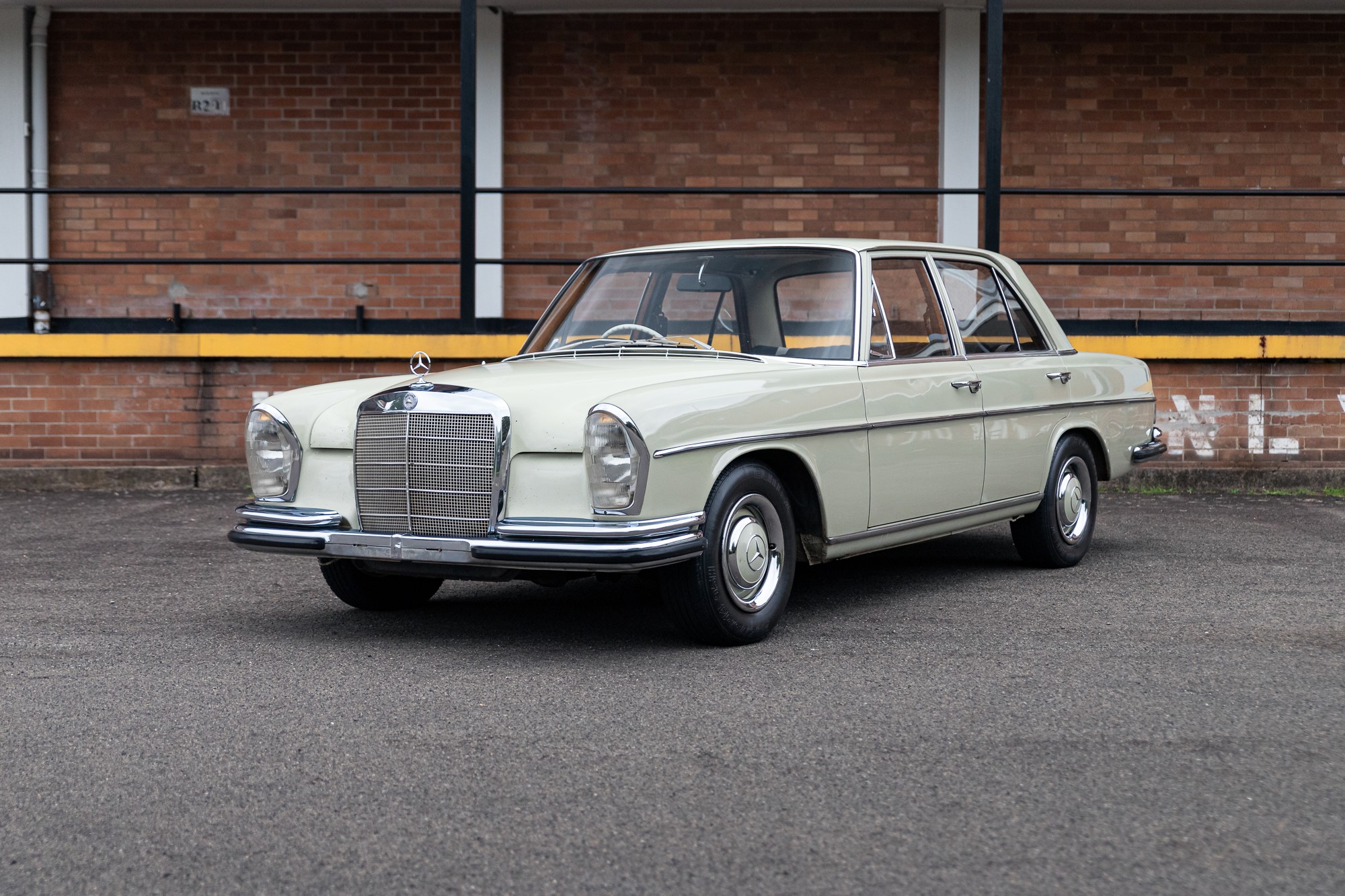 1968 MERCEDES-BENZ (W108) 250S