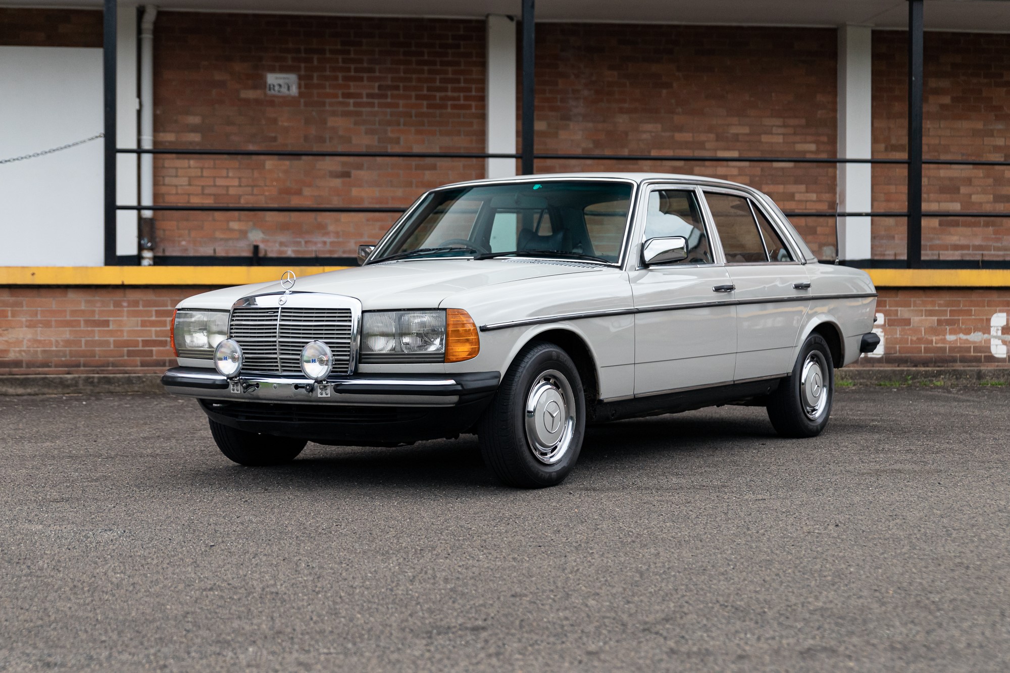 1977 MERCEDES-BENZ (W123) 300D