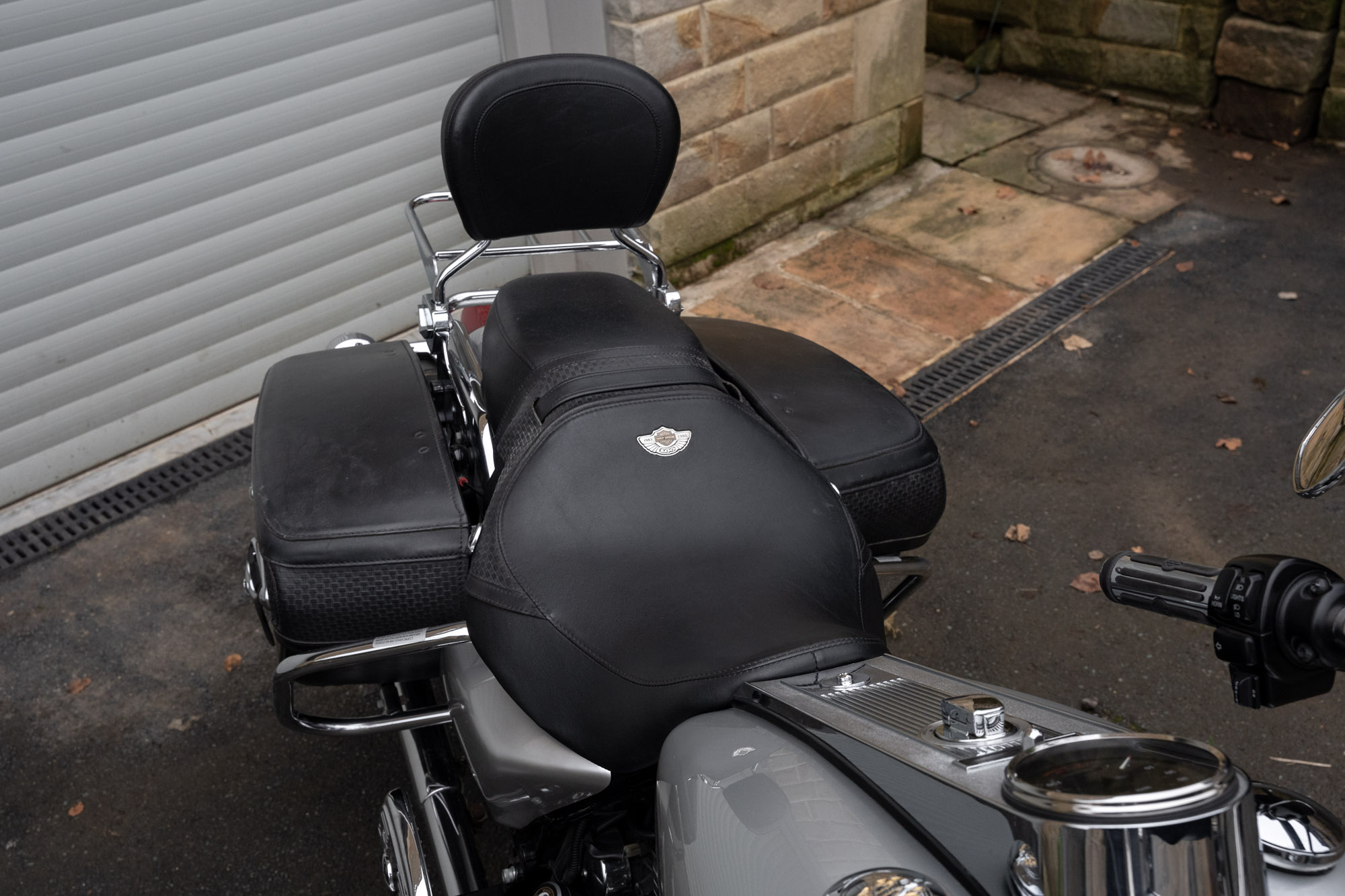 street glide saddle bolsa bars