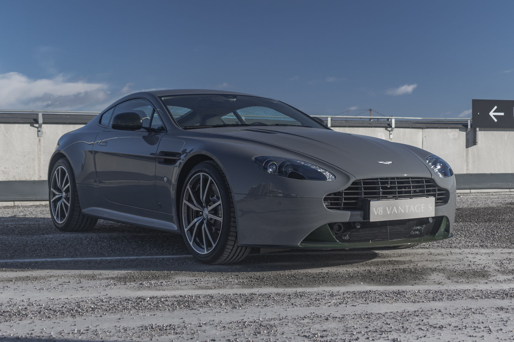 2016 ASTON MARTIN V8 VANTAGE S FOREST EDITION - 272 KM