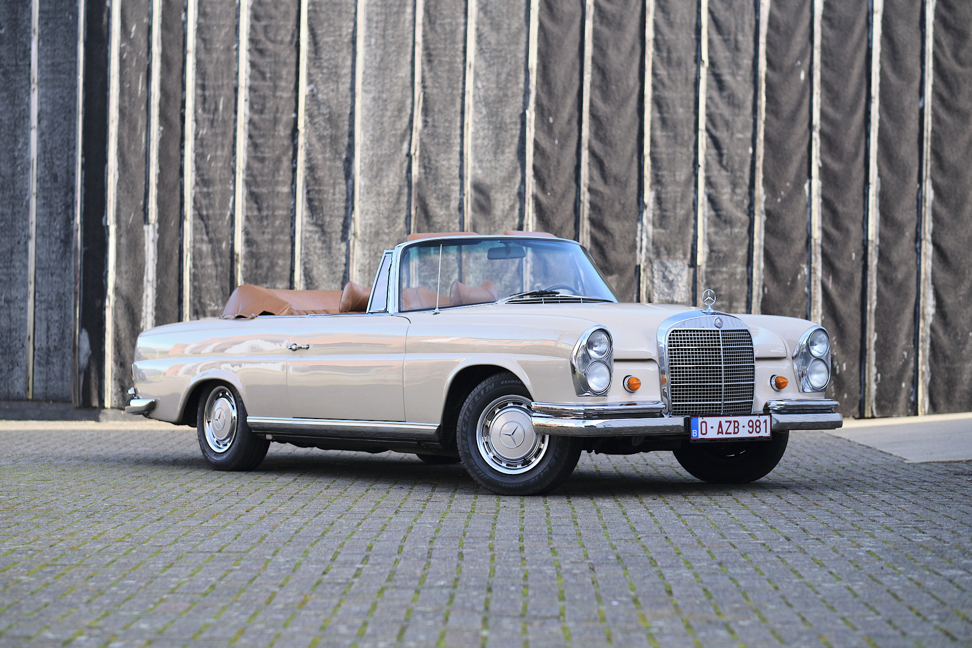 1967 MERCEDES-BENZ (W111) 250 SE CABRIOLET