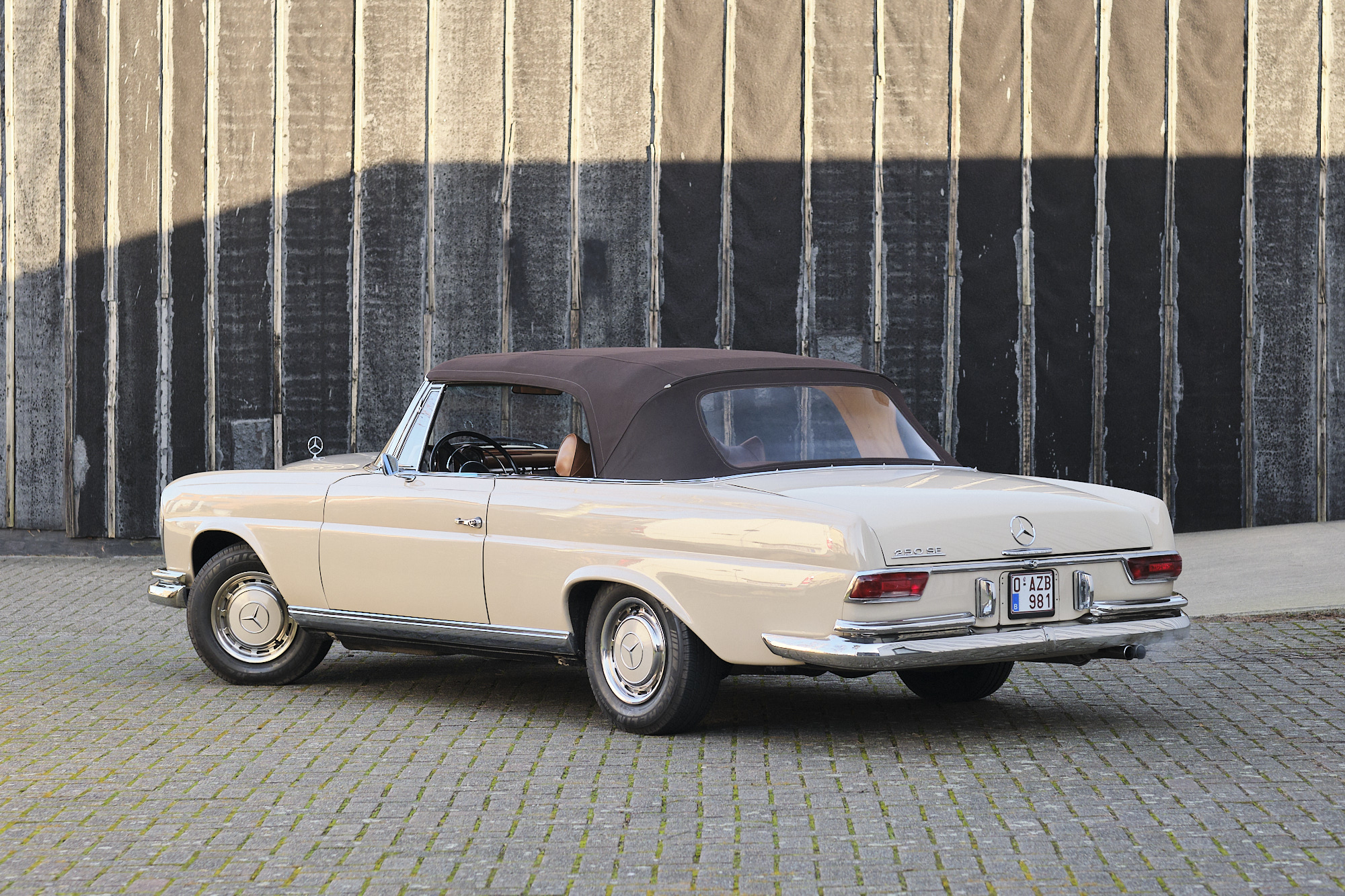 1967 MERCEDES-BENZ (W111) 250 SE CABRIOLET