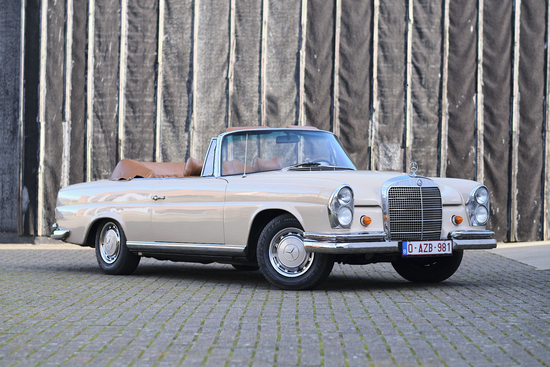 1967 MERCEDES-BENZ (W111) 250 SE CABRIOLET