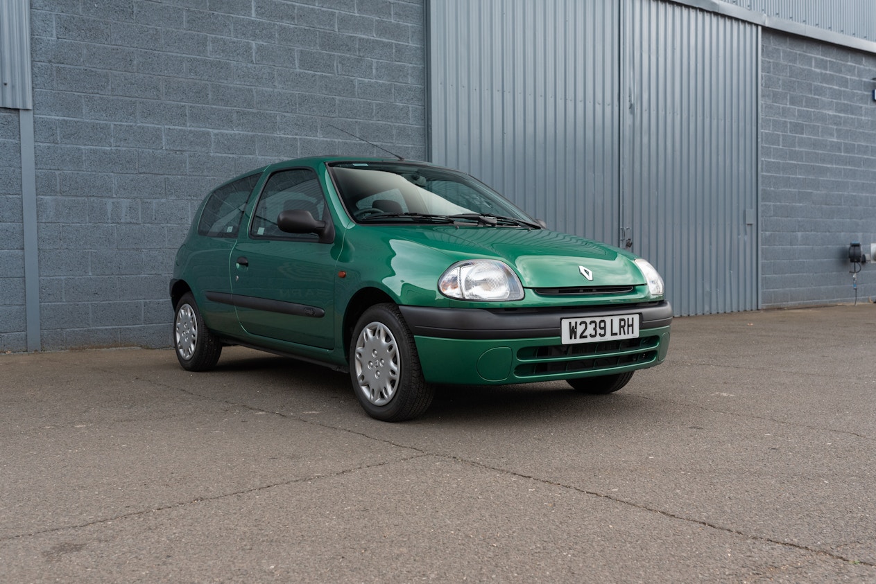 RENAULT CLIO clio-2-initial-toit-ouvrant Used - the parking