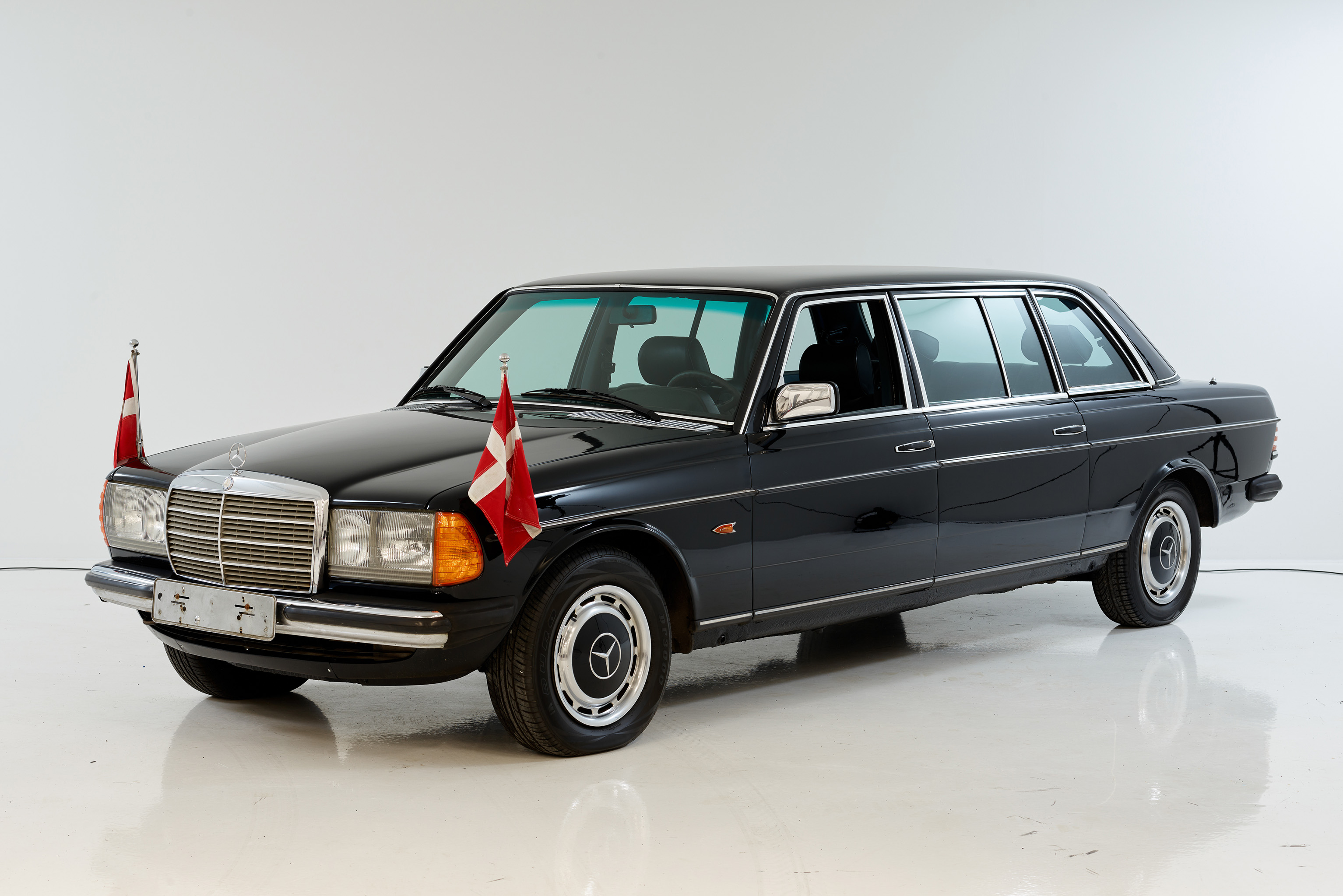 1984 MERCEDES-BENZ (V123) 250 LWB - LIMOUSINE