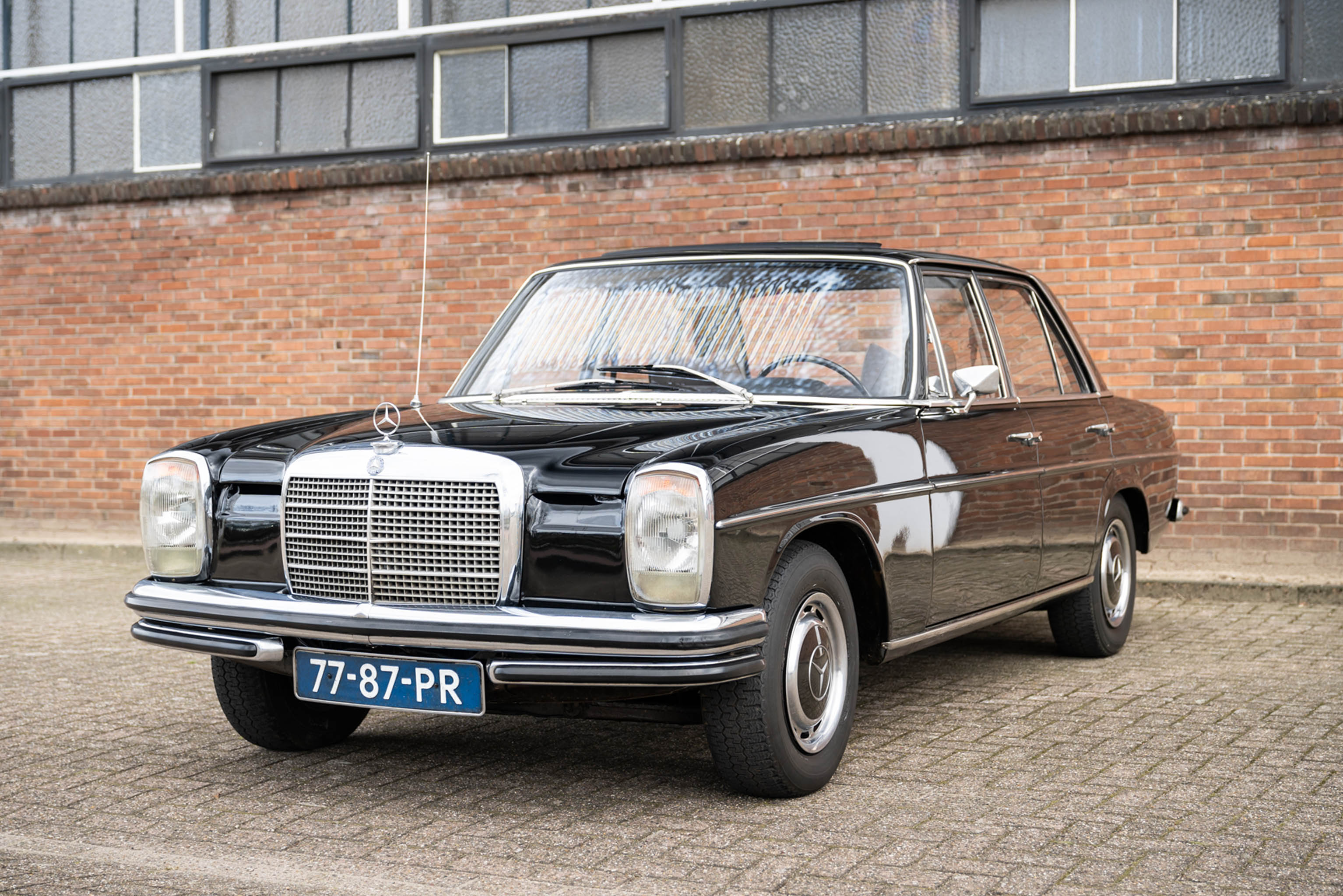 1971 MERCEDES-BENZ (W114) 250 SALOON