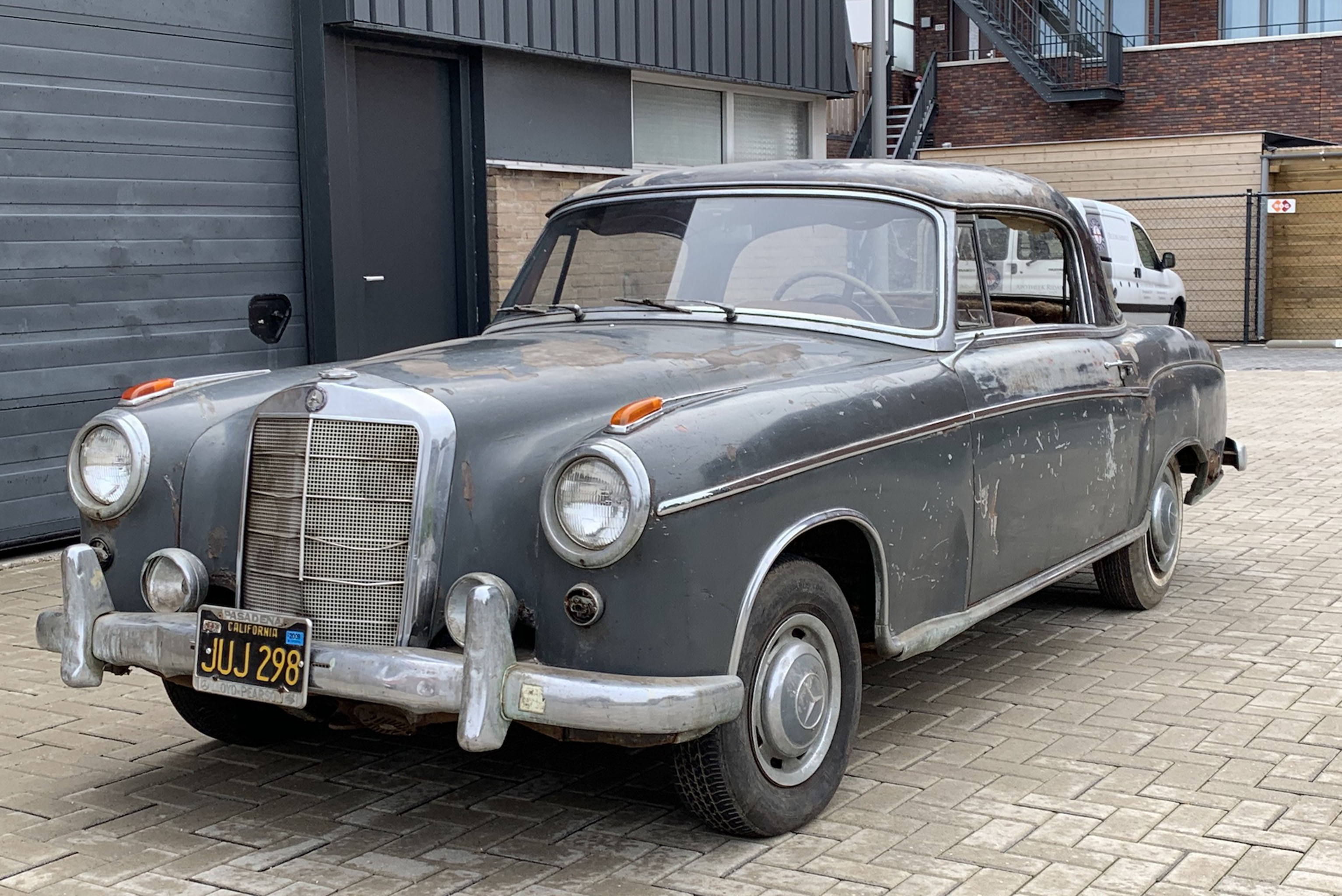 1957 MERCEDES-BENZ (W180) 220 S PONTON COUPE