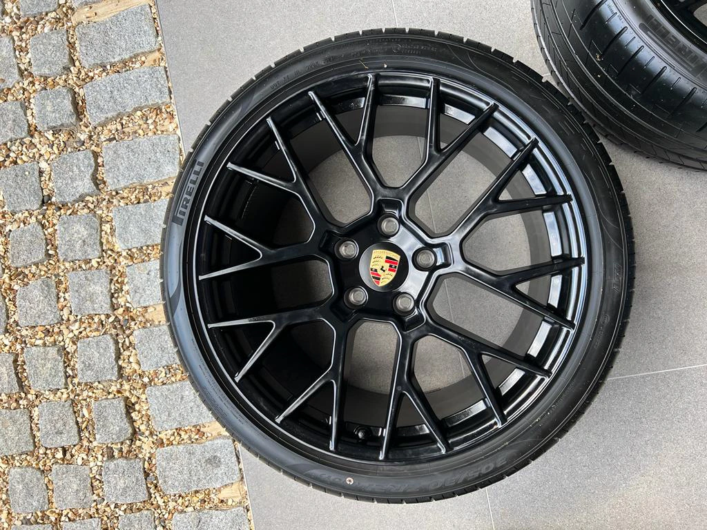SET OF PORSCHE 911 (992) RS SPYDER DESIGN WHEELS AND TYRES
