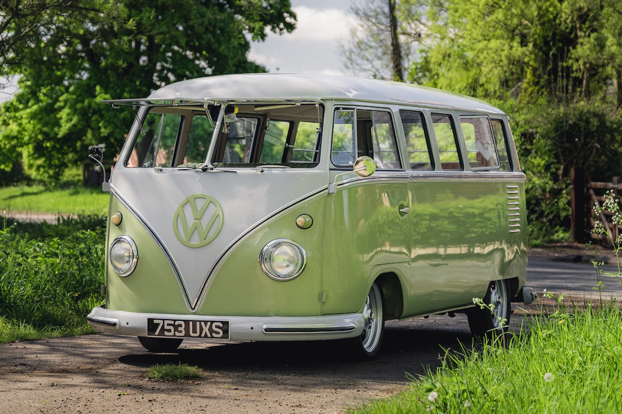 1961 VOLKSWAGEN T1 15-WINDOW SPLITSCREEN DELUXE MICROBUS