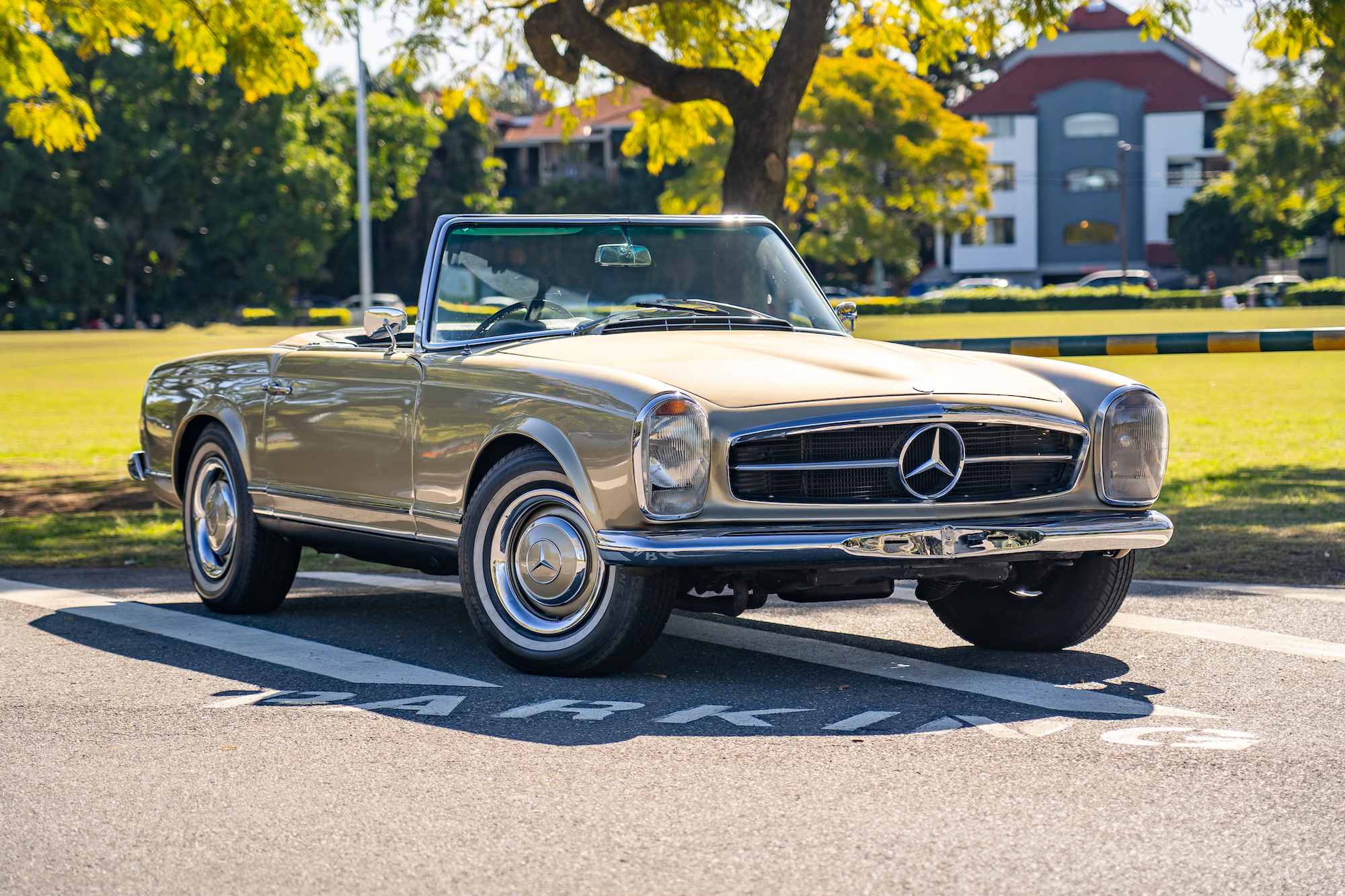 1967 MERCEDES-BENZ 230 SL PAGODA