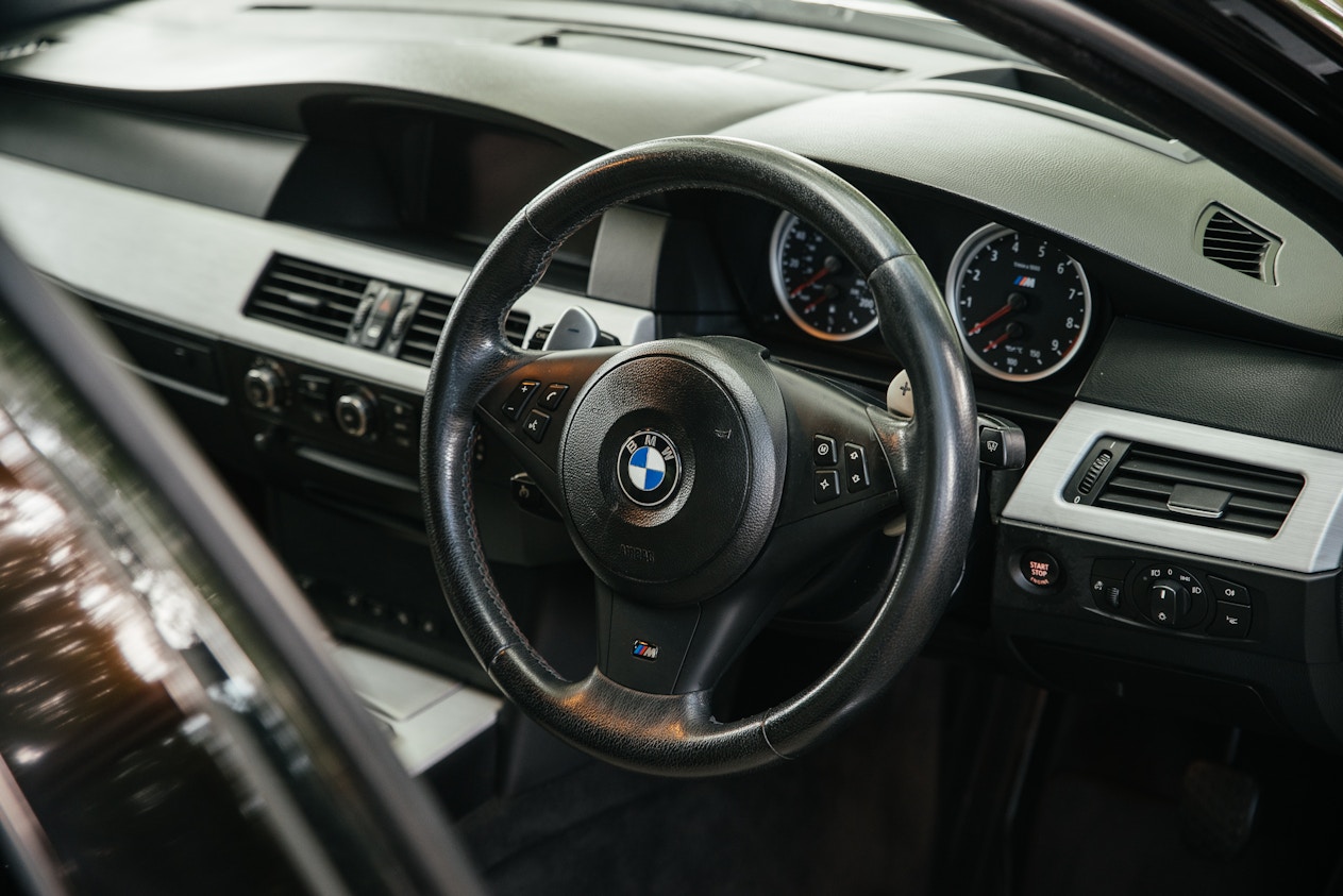 BMW e60 e61 Armaturenbrett mit Navigation Getränkehalter