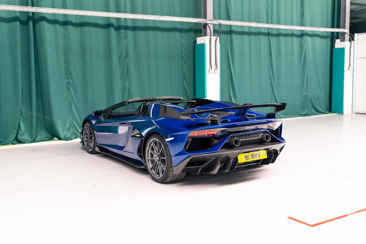 Lamborghini Aventador 2020 sur