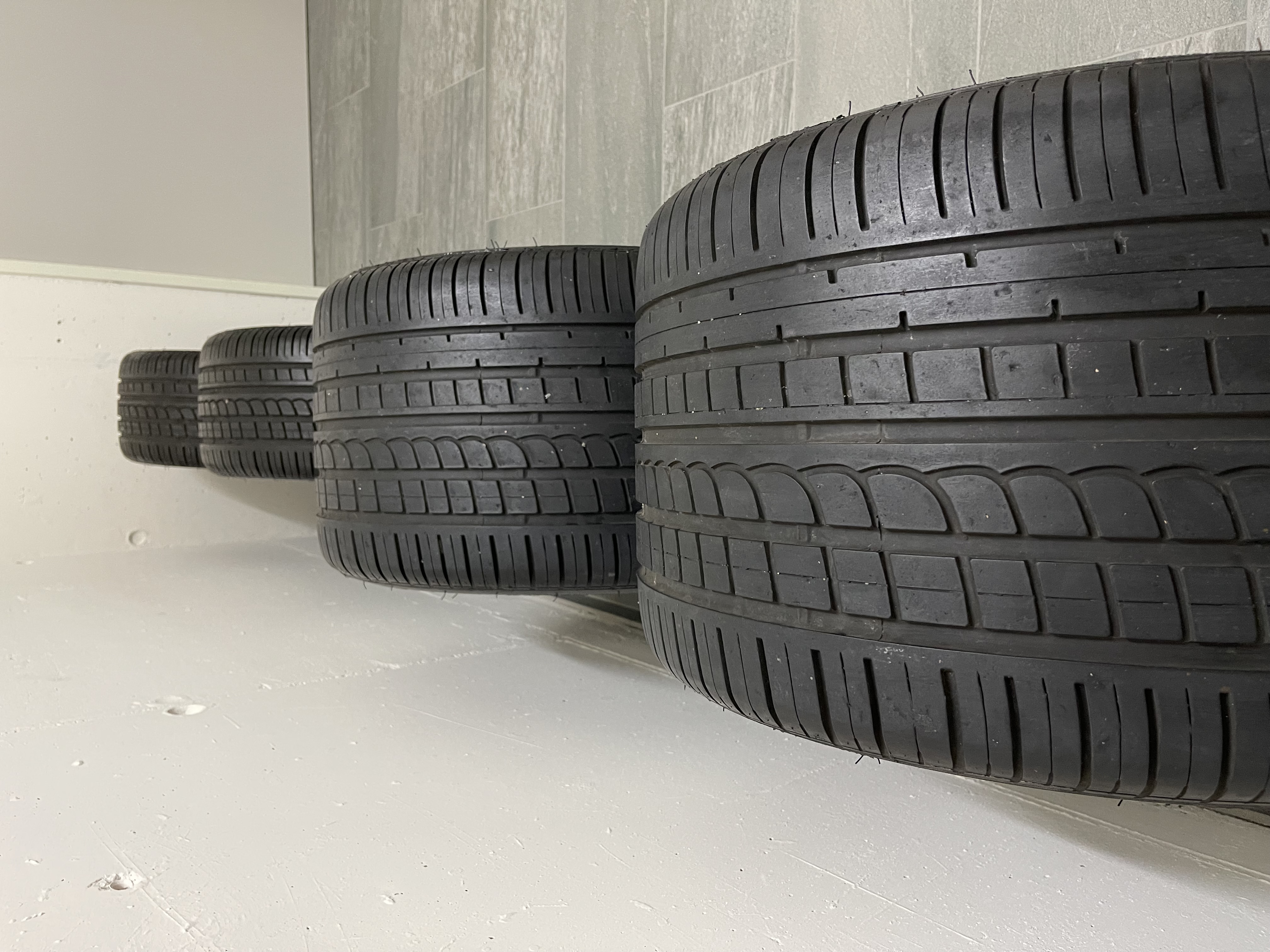 SET OF FERRARI F40 OZ RACING WHEELS AND TYRES