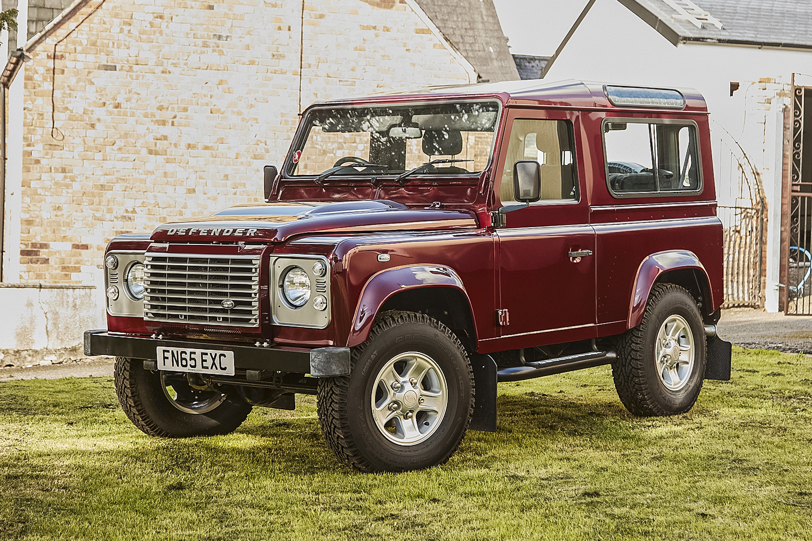 2015 LAND ROVER DEFENDER 90 XS STATION WAGON - 317 MILES