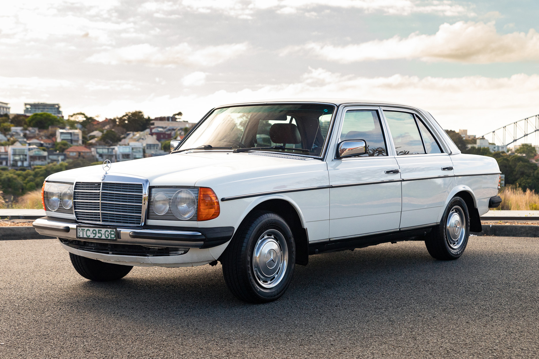 1981 MERCEDES-BENZ (W123) 200