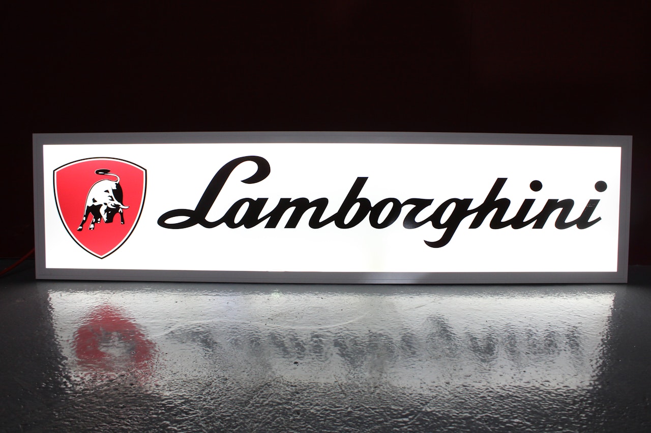 Chiếc xe Lamborghini sáng bóng được chiếu sáng bởi đèn hiệu dịch vụ đẹp mắt. Bạn chắc chắn sẽ yêu thích hình ảnh này nếu là một tín đồ của mẫu xe thể thao đình đám đó.