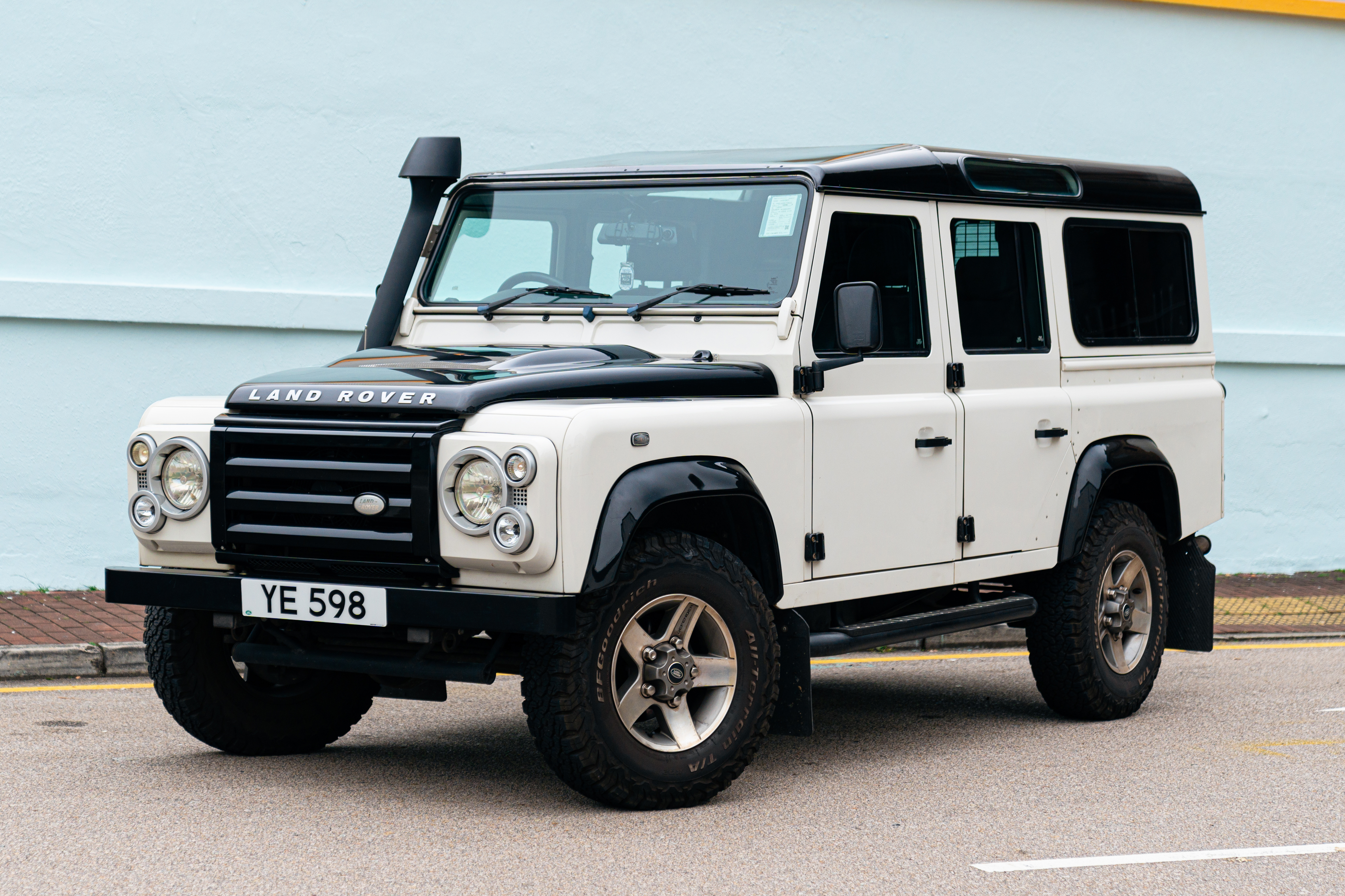 2009 LAND ROVER DEFENDER 110 XS 'ICE EDITION' - 38,927 KM