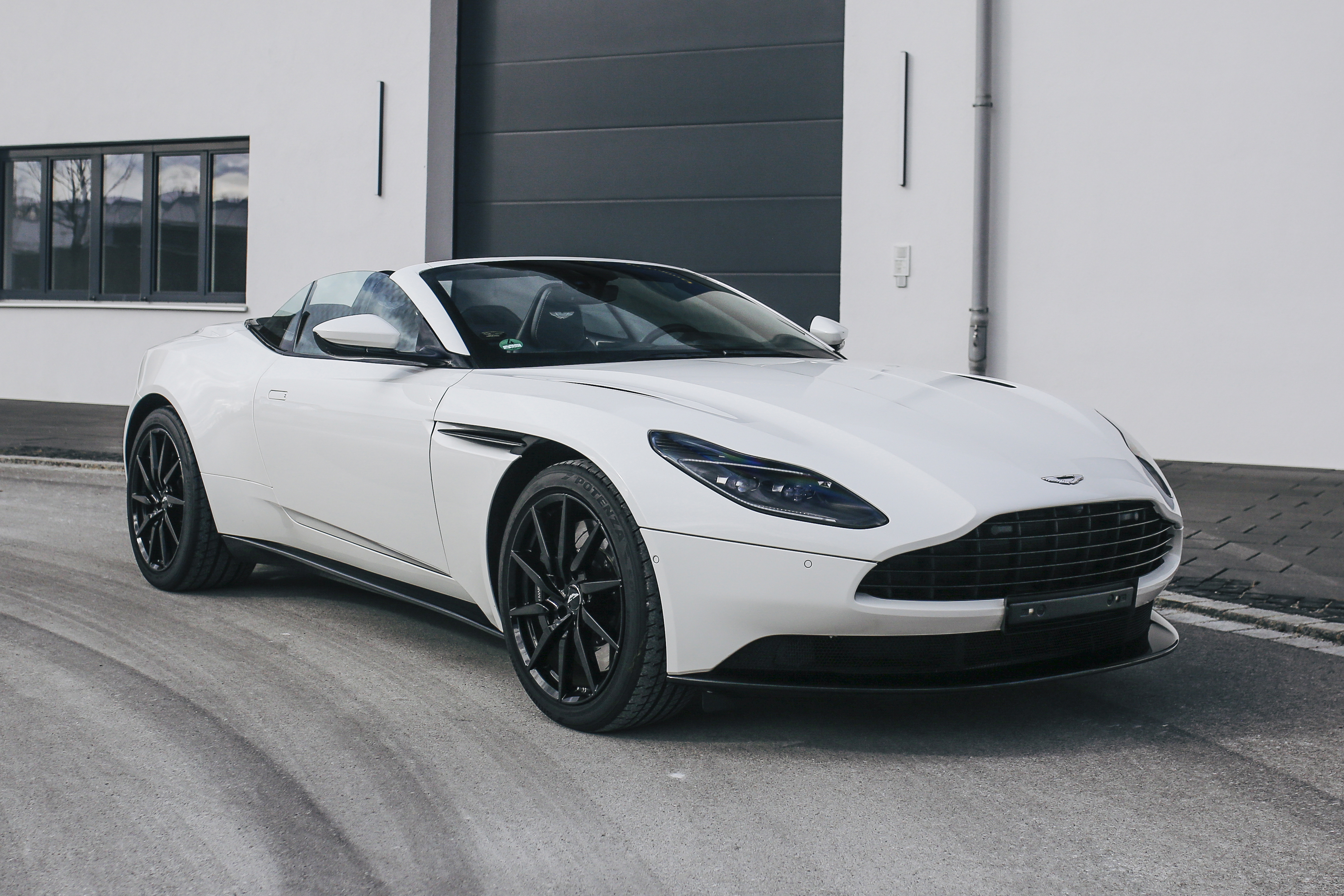 2020 ASTON MARTIN DB11 VOLANTE V8 - 6,436 KM