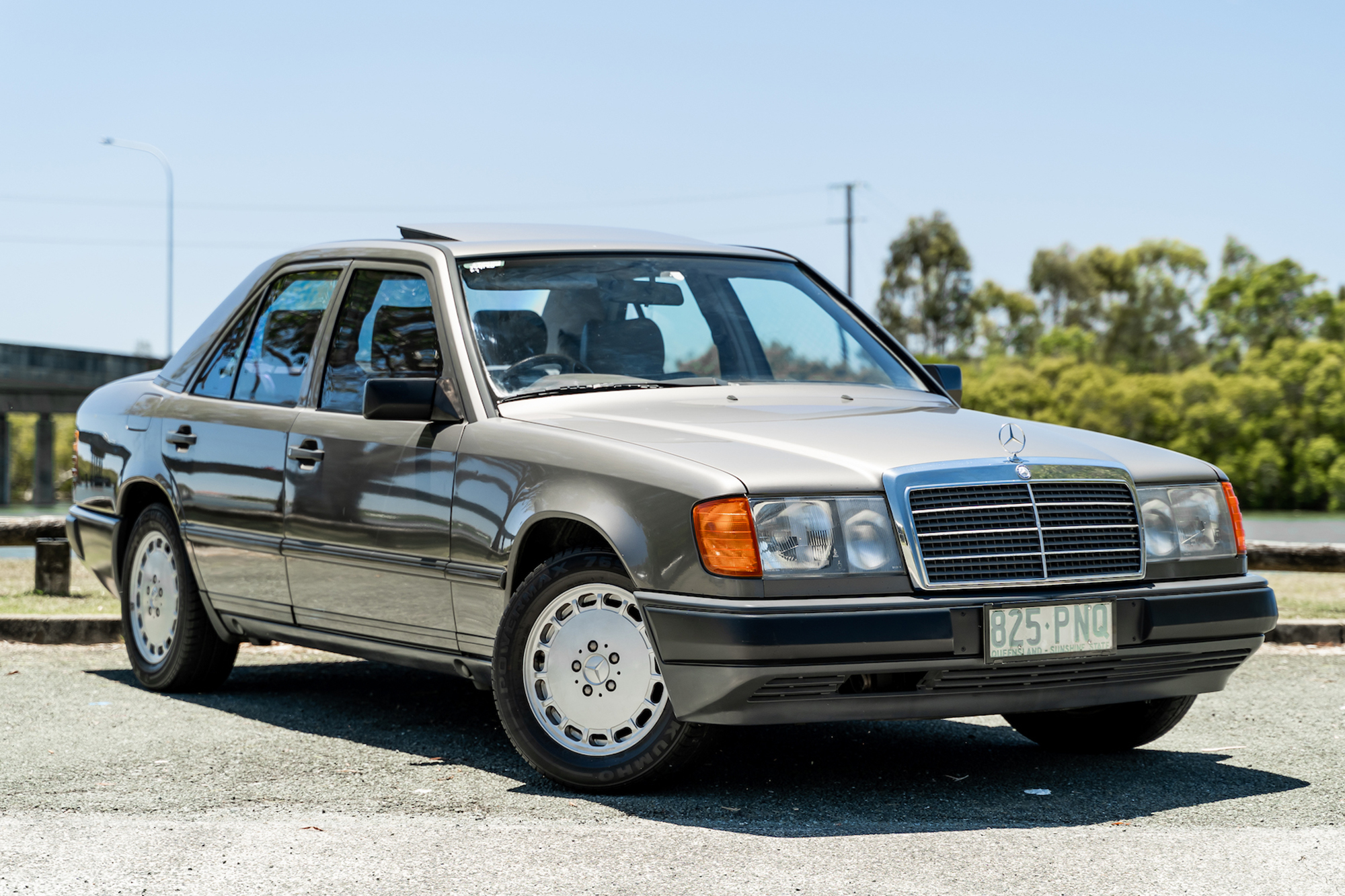 1985 MERCEDES-BENZ (W124) 300 E