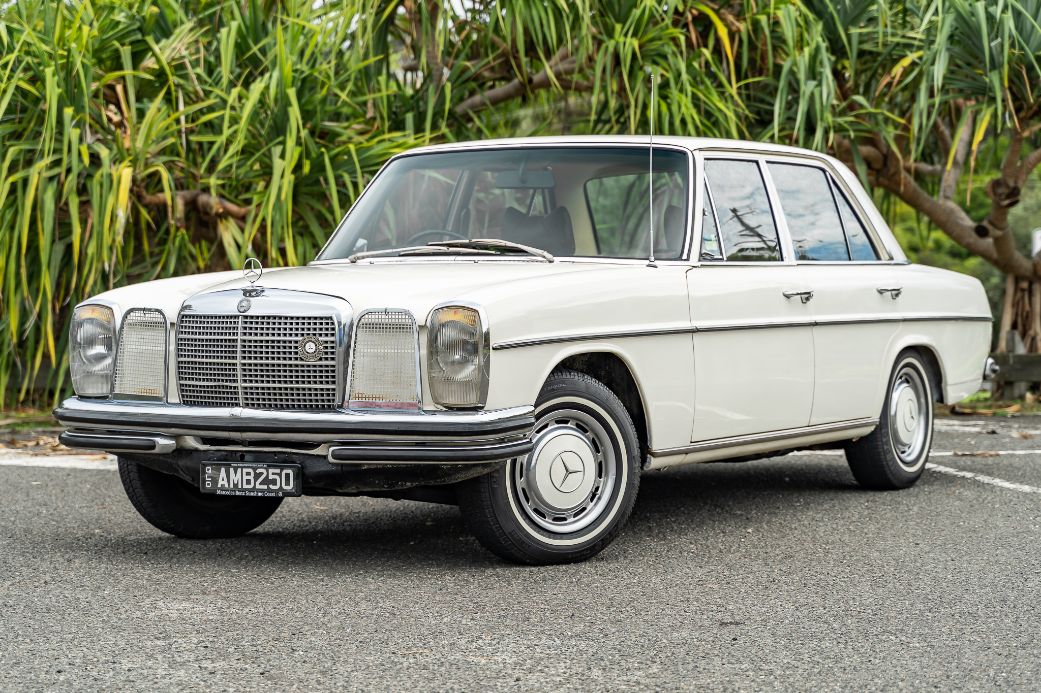 1971 MERCEDES-BENZ (W114) 250 SALOON - MANUAL