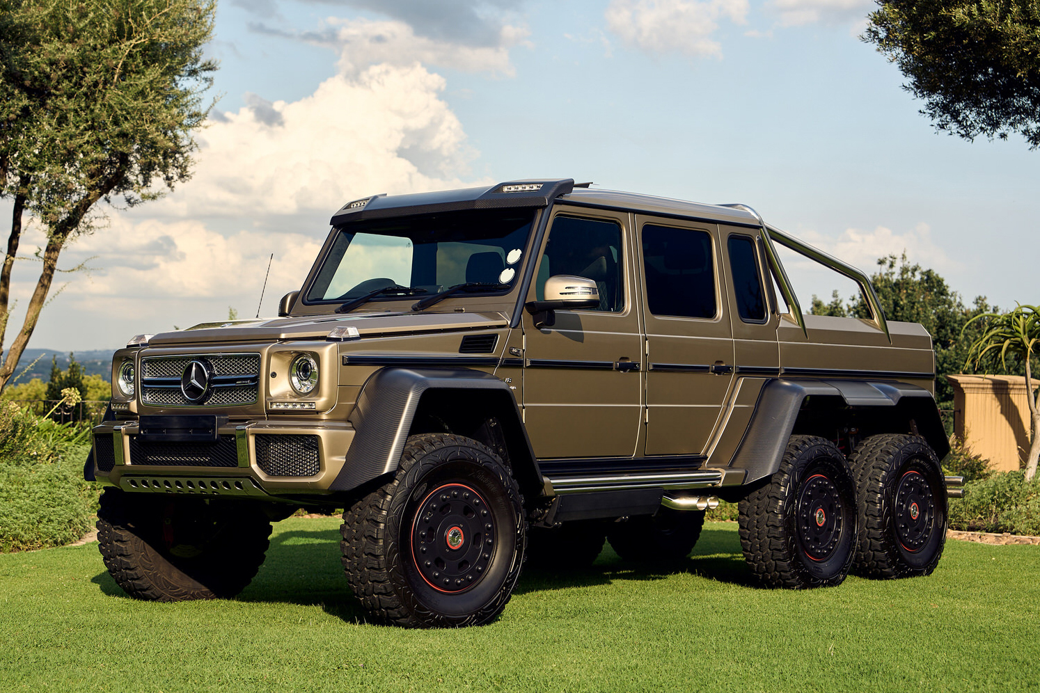 2015 MERCEDES-BENZ G63 AMG 6X6 - RHD - 5,380 KM