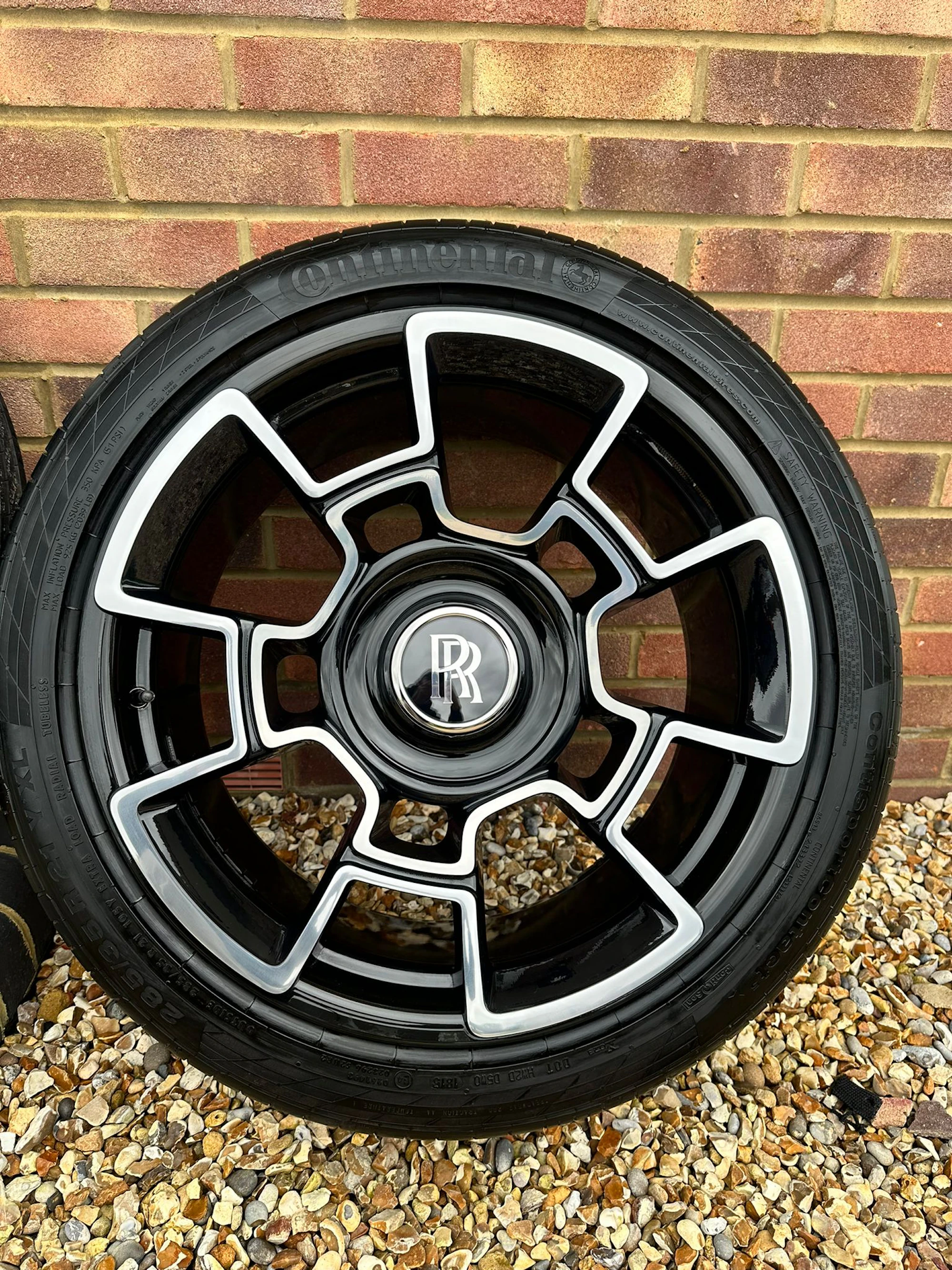 SET OF ROLLS-ROYCE WRAITH WHEELS AND TYRES