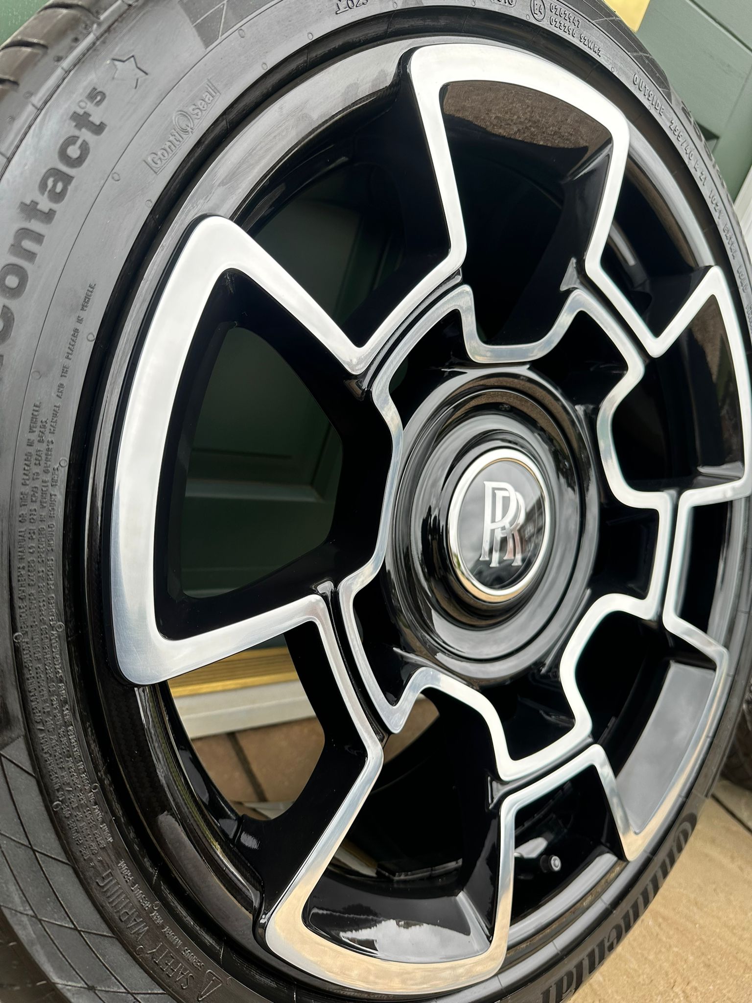 SET OF ROLLS-ROYCE WRAITH WHEELS AND TYRES