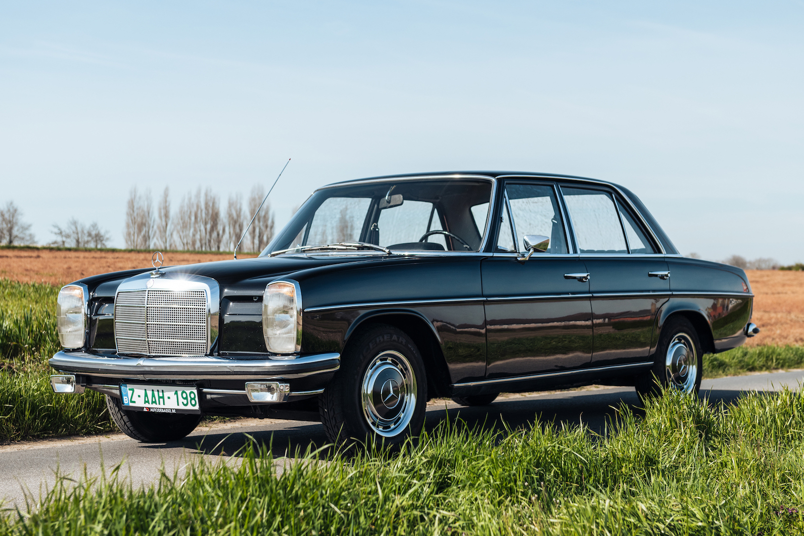 1968 MERCEDES-BENZ (W115) 220 SALOON