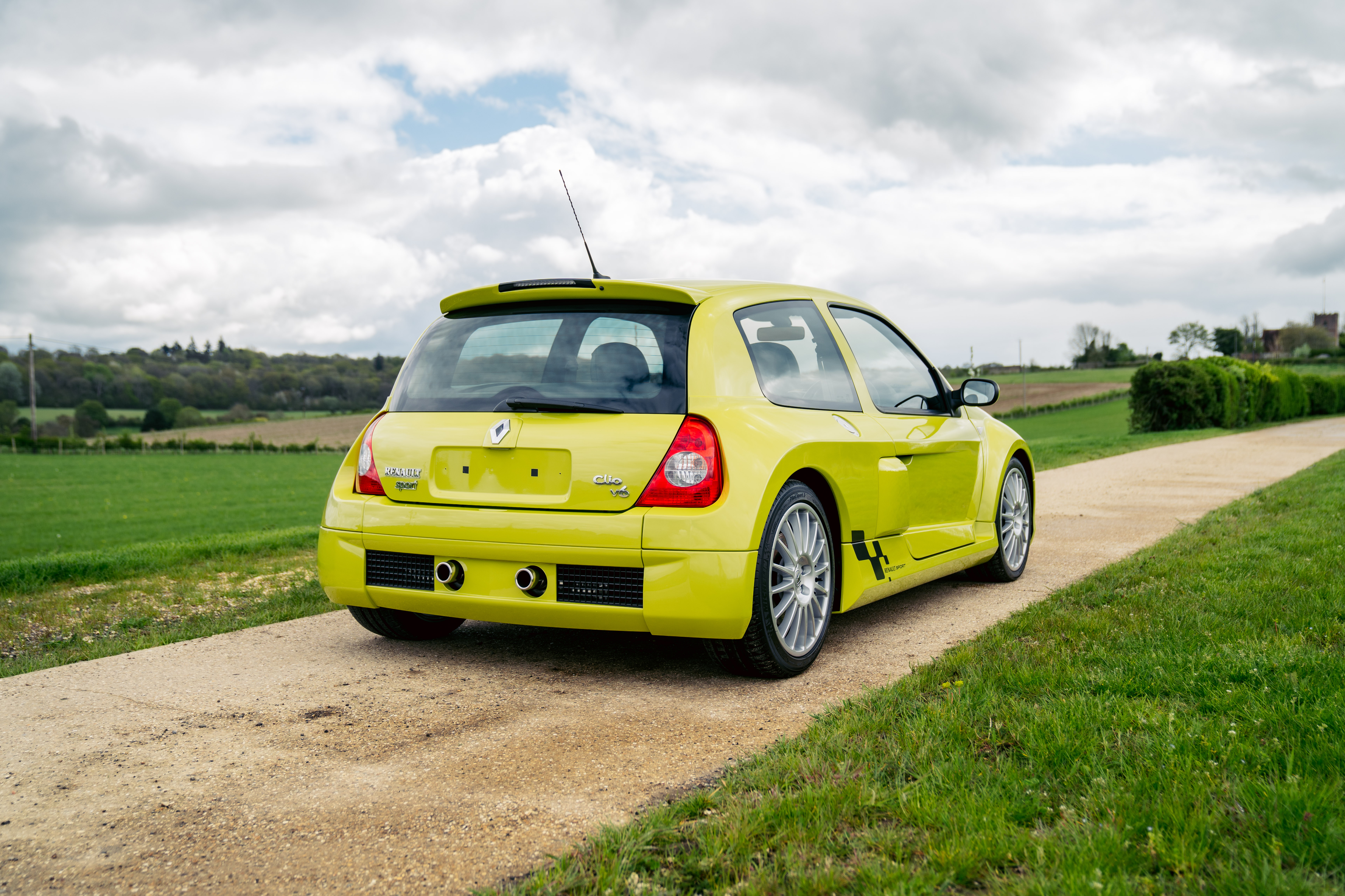Photo 10 - Renault Clio V6 Phase 2 2005 jaune Sirius - Renault Clio V6 phase 2 (2005). Le modèle