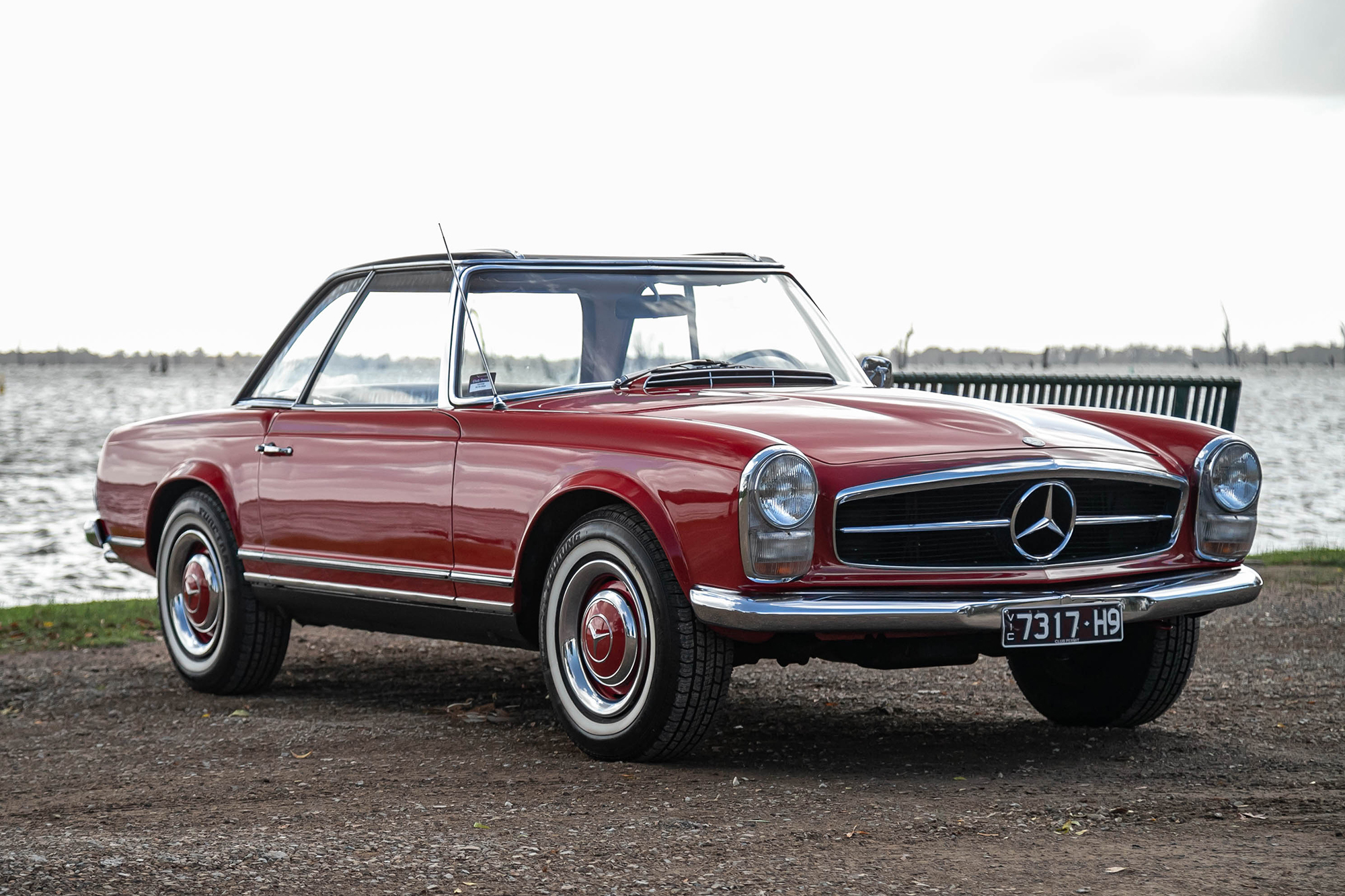 1967 MERCEDES-BENZ 230 SL PAGODA