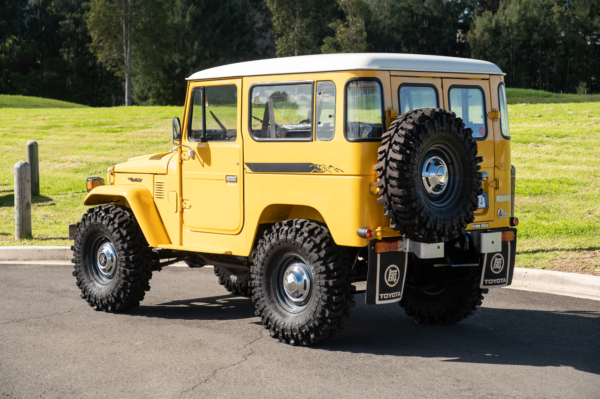 Johnny Lightning Toyota Land Cruiser FJ40 1980 Con Rimorchio - Scala 1:64 - Edizione Limitata - Foto 6