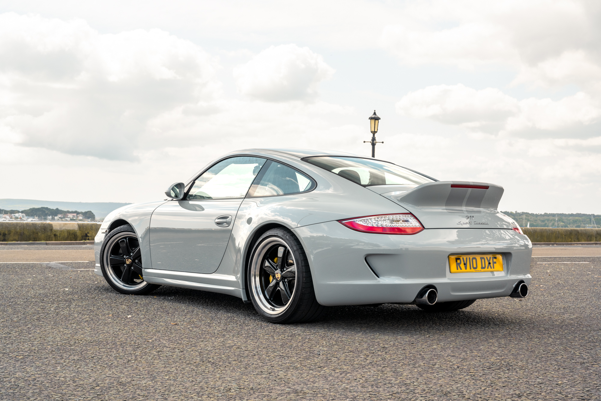 1:43 SPARK PORSCHE 911 (992) Sport Classique Coupé 2022 Gris Wap Dealer