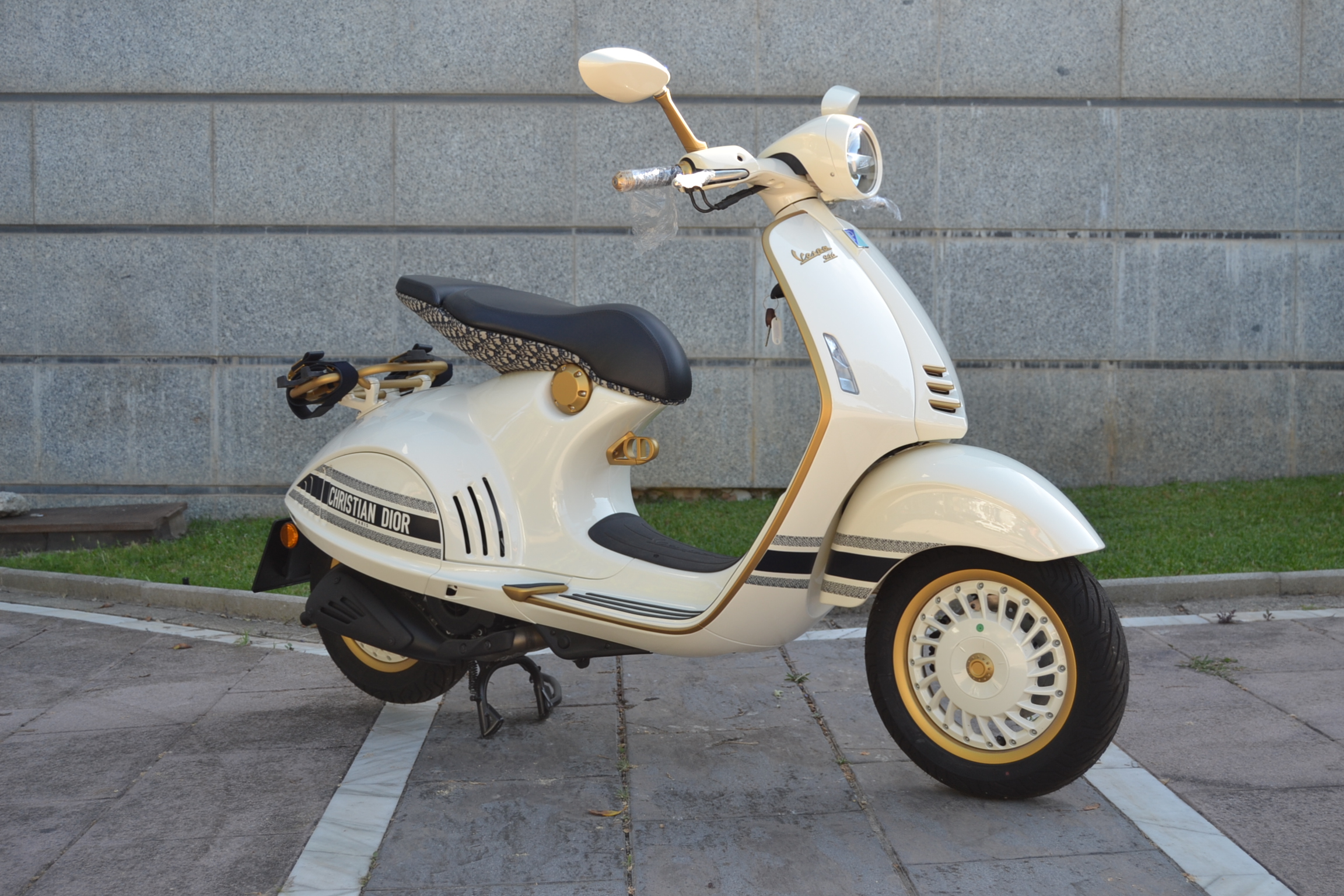 2021 PIAGGIO VESPA 946 - CHRISTIAN DIOR For Sale By Auction In Marbella ...